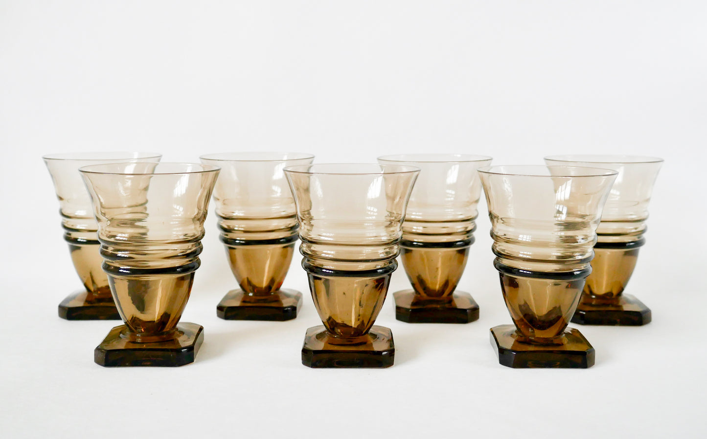 Ensemble de 7 petits verres à vin en verre fumé design pieds carré art déco, 1930