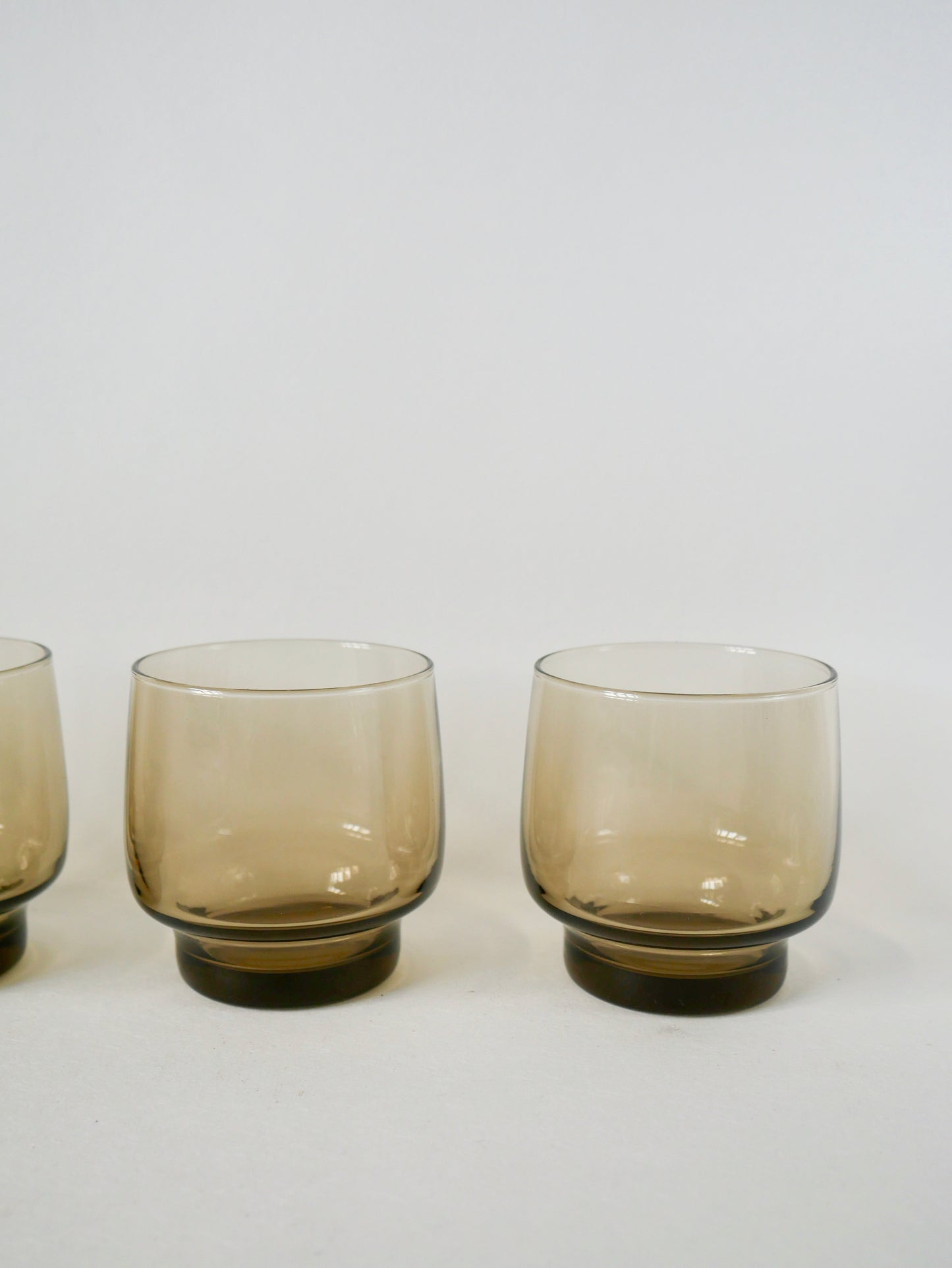 Lot de 4 verres à eau design en verre fumé années 70