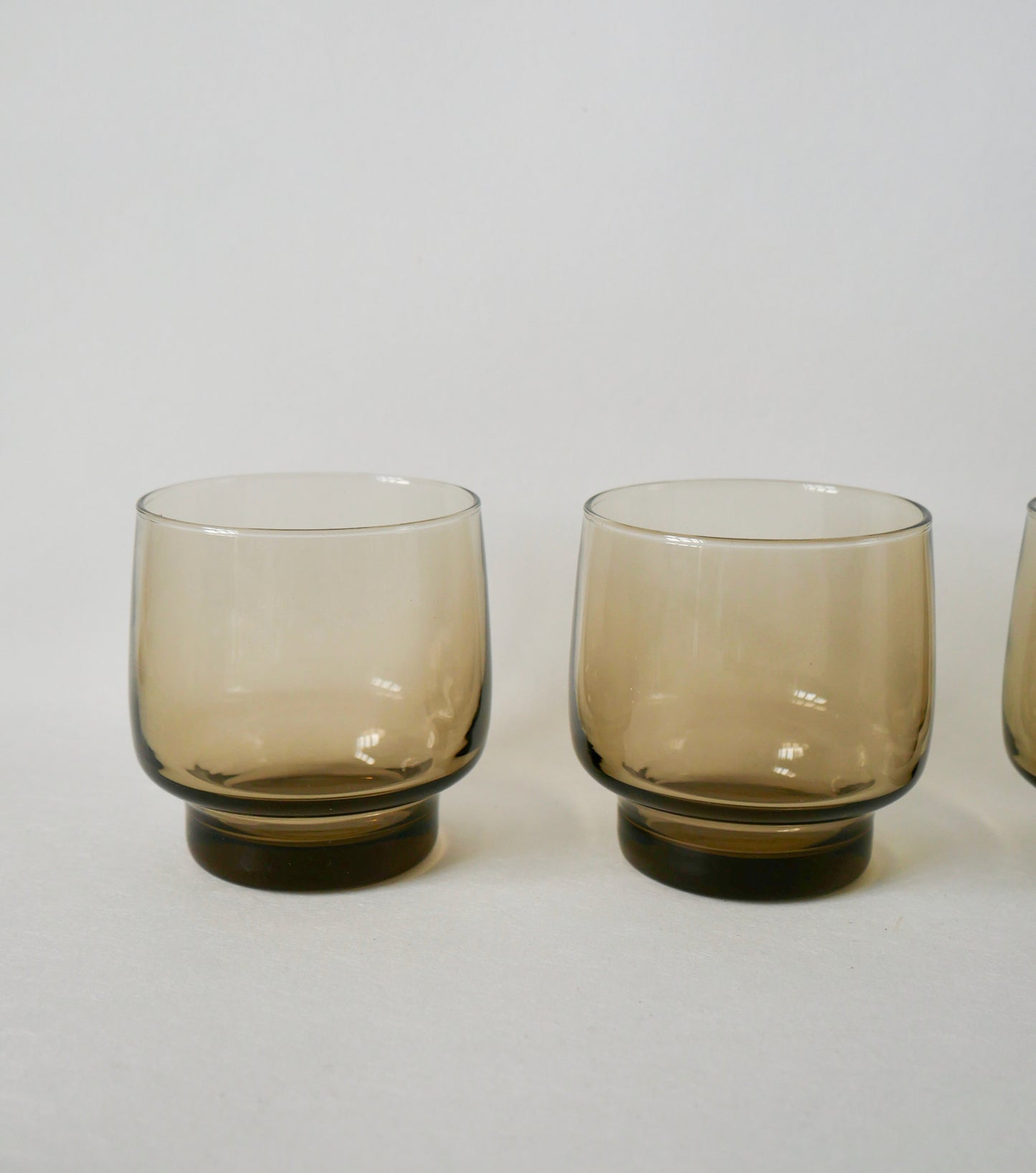 Lot de 4 verres à eau design en verre fumé années 70