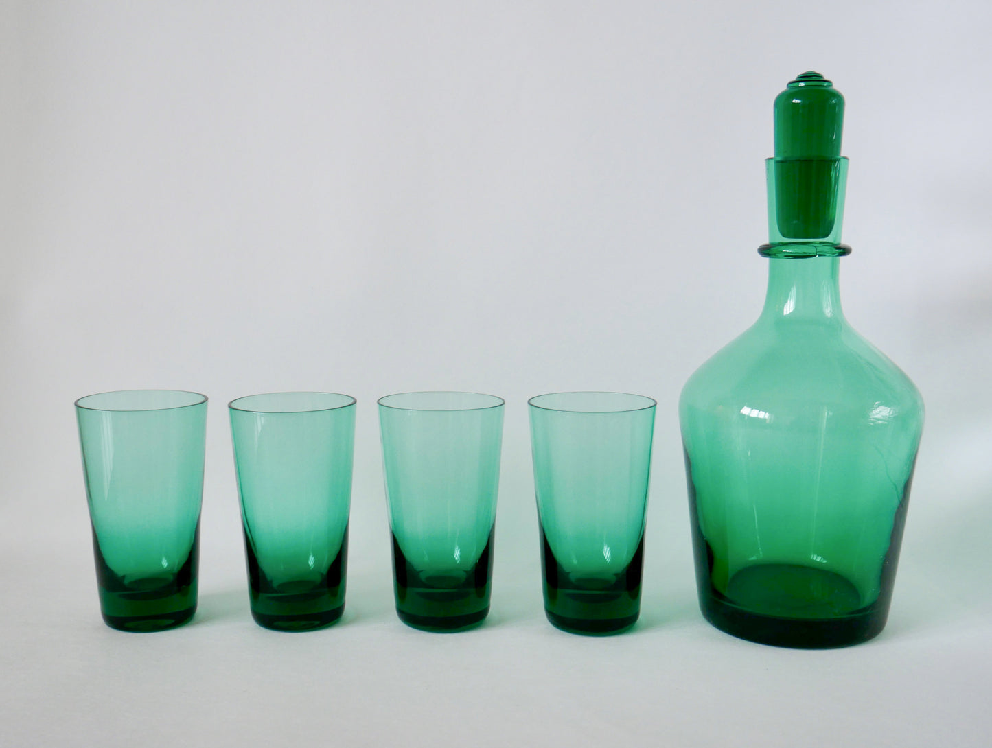 Ensemble d'une carafe et de 4 verres design en verre vert, 1970