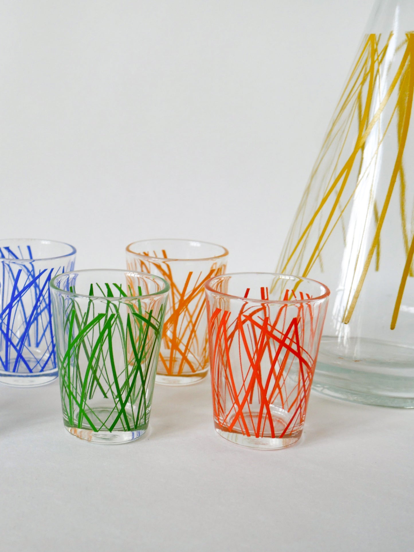 Ensemble coloré design composé de 7 verres à liqueur et d'une carafe seventies, 1970