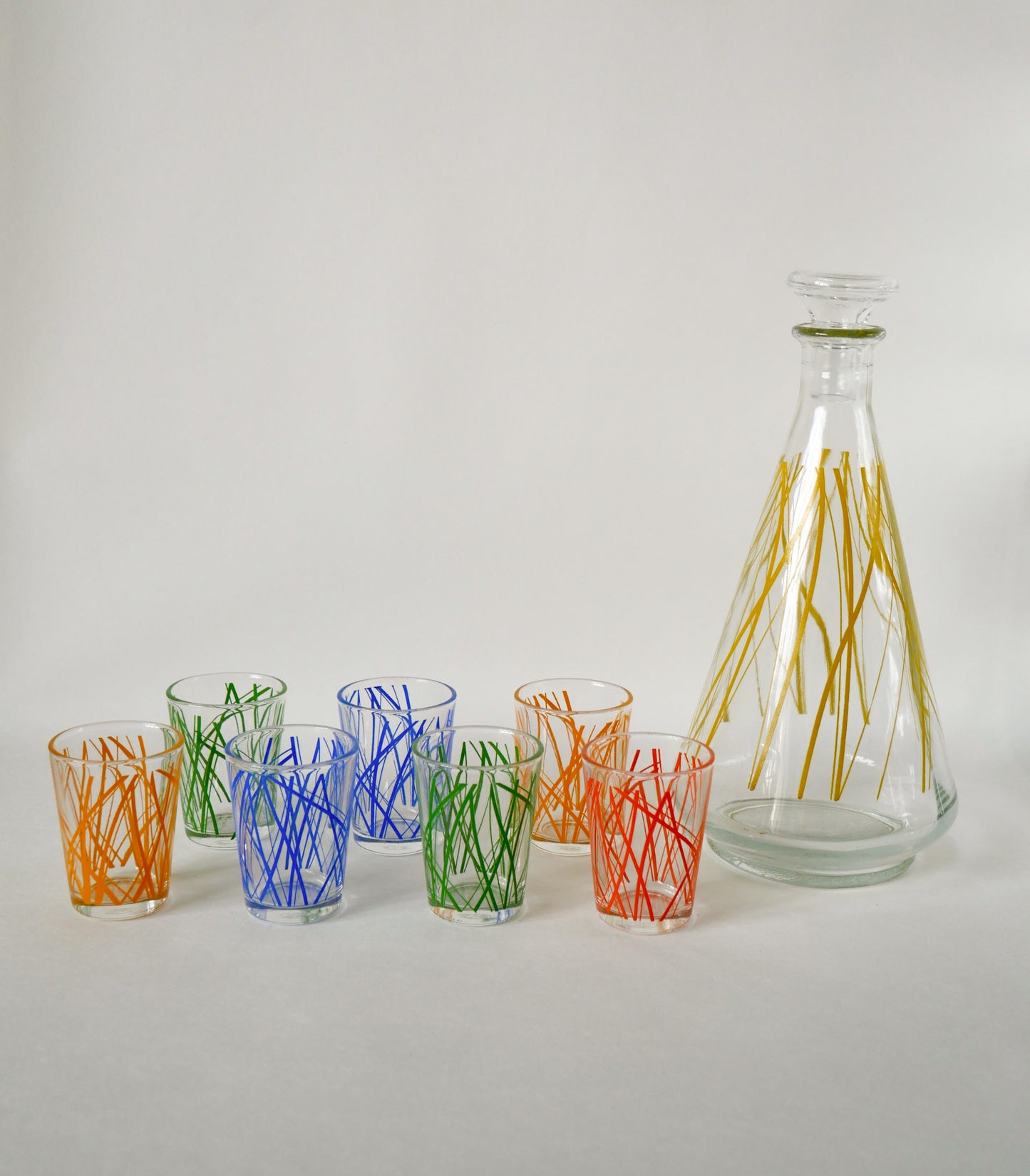 Ensemble coloré design composé de 7 verres à liqueur et d'une carafe seventies, 1970