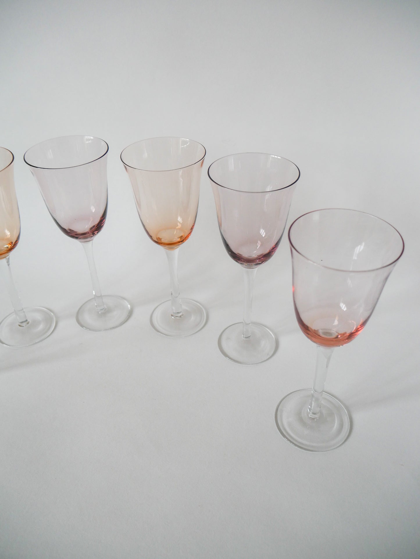 Lot de 6 grands verres à vin colorés rose et lilas 1970