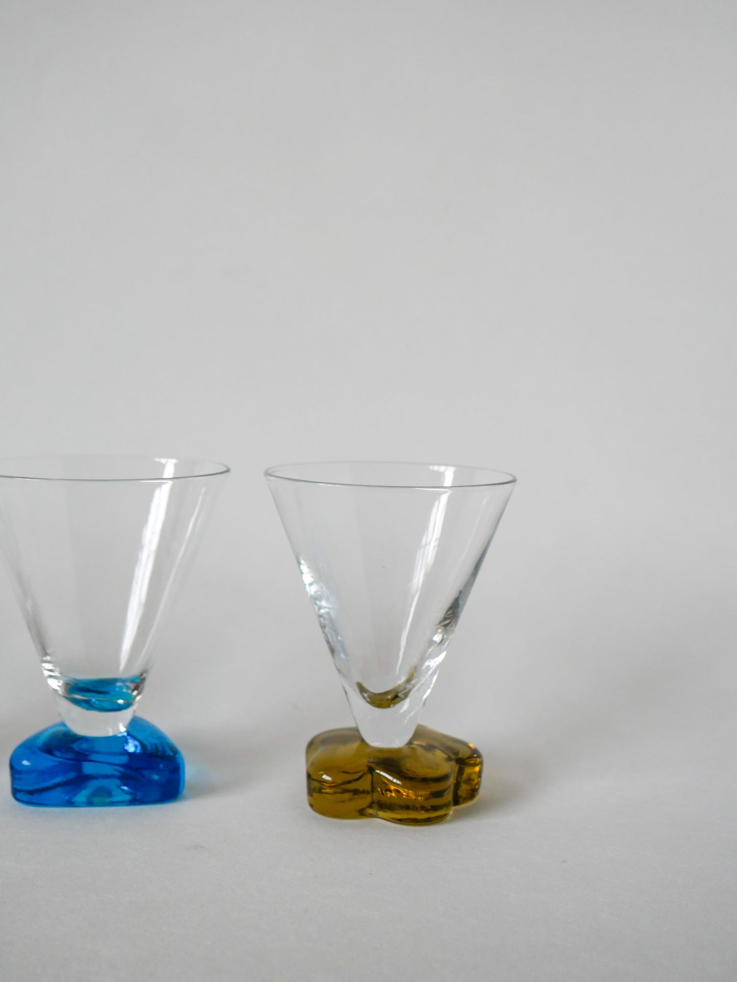 Lot de 5 verres à vin design pieds colorés 1970-1980