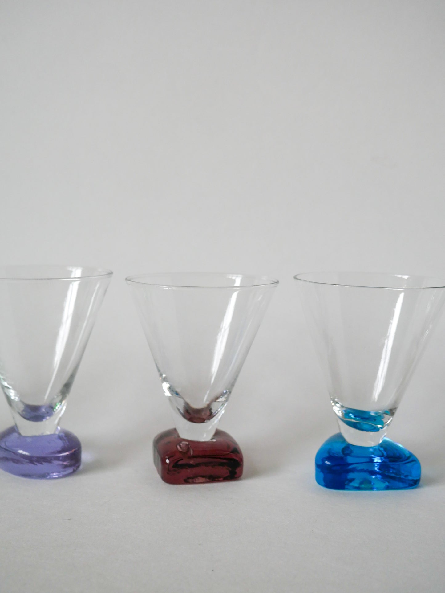 Lot de 5 verres à vin design pieds colorés 1970-1980