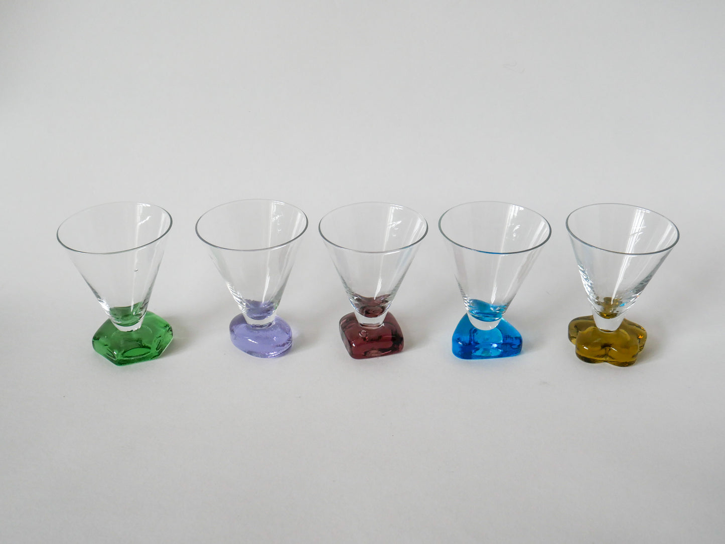 Lot de 5 verres à vin design pieds colorés 1970-1980