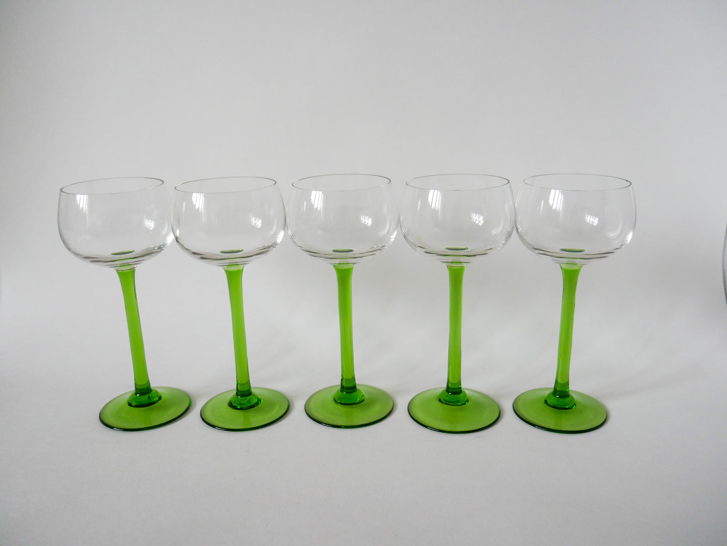 Lot de 5 verres à vin blanc à pieds vert 1970