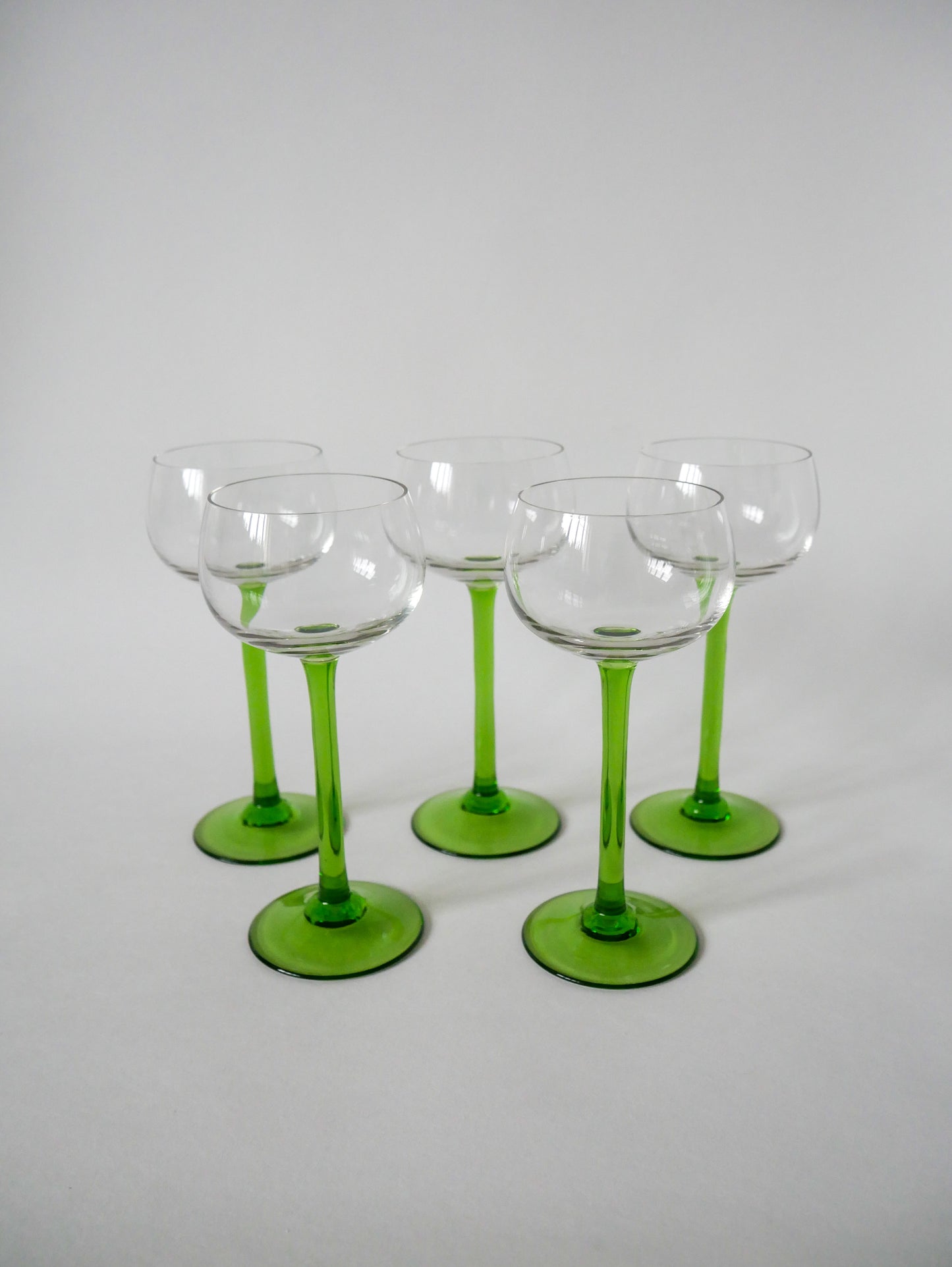 Lot de 5 verres à vin blanc à pieds vert 1970