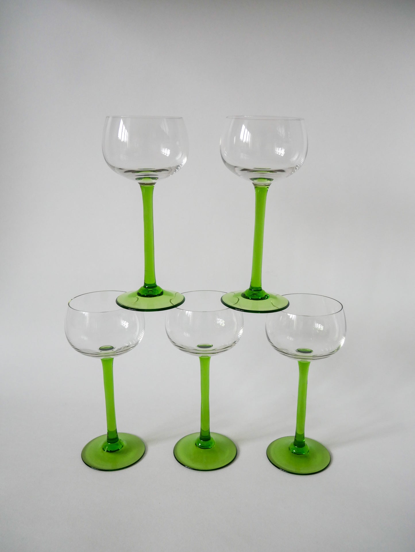 Lot de 5 verres à vin blanc à pieds vert 1970