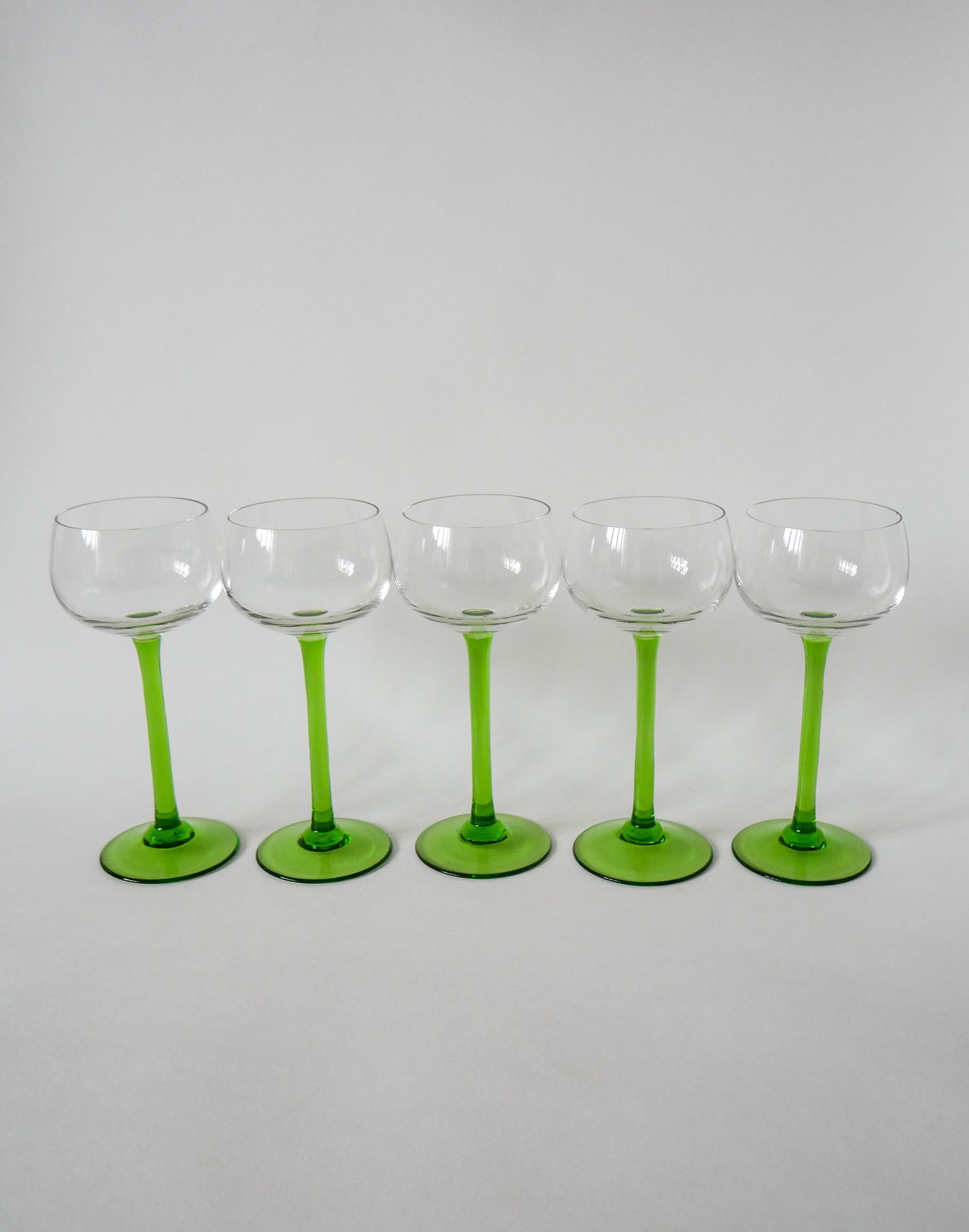 Lot de 5 verres à vin blanc à pieds vert 1970