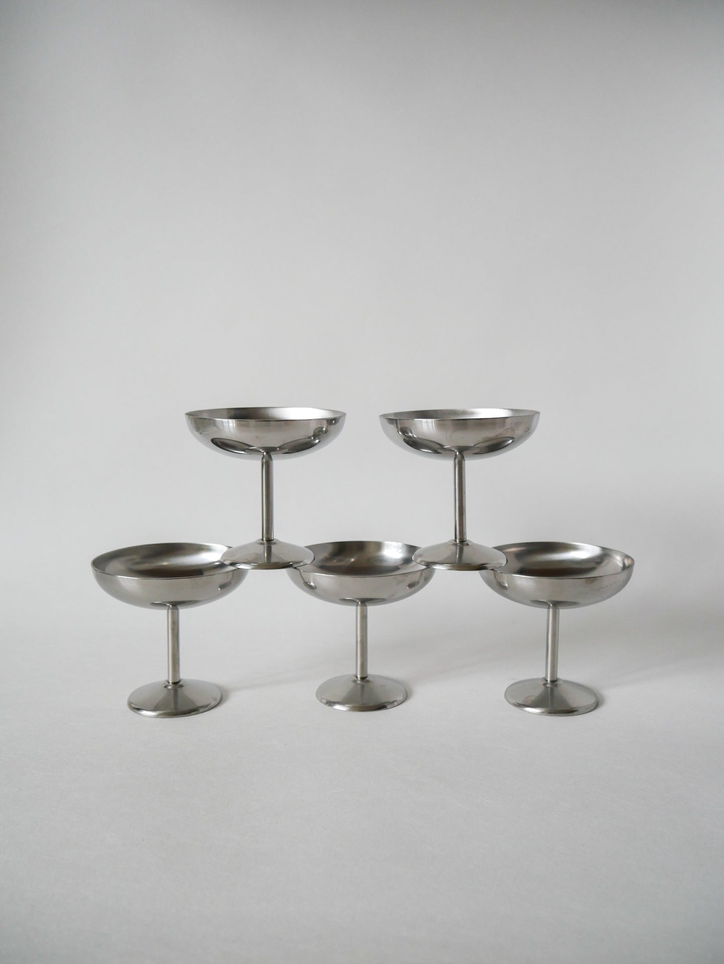 Lot de 5 grandes coupes en inox pieds fin 1970