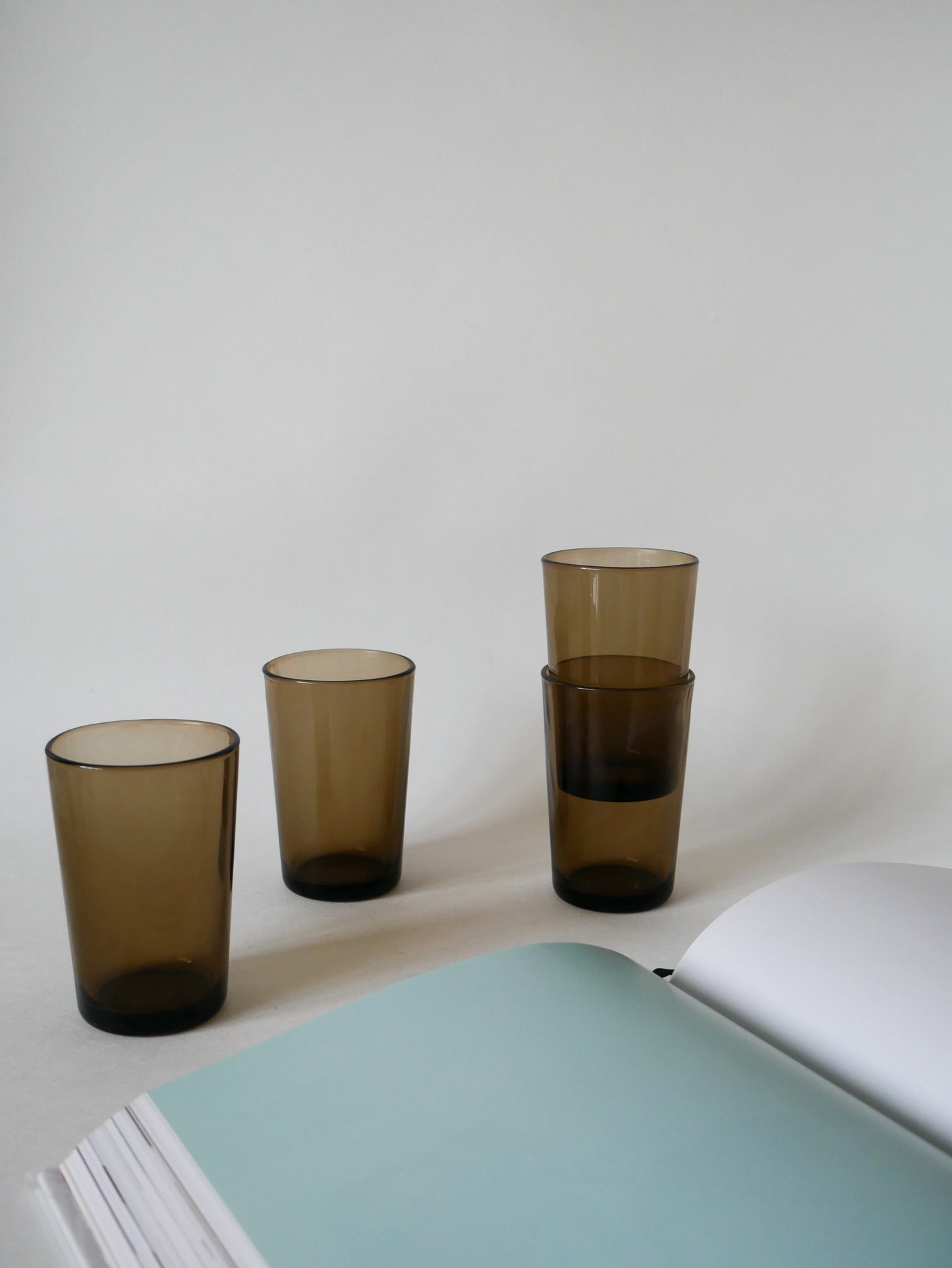 Lot de 4 verres à eau en verre fumé Made in France 1970