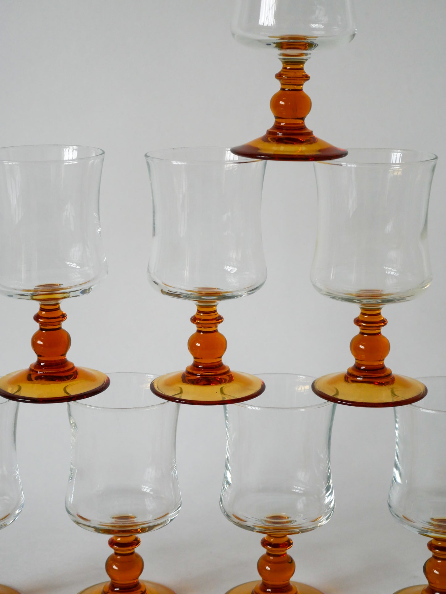 Lot de 8 verres à vin à pieds ambrés vintage 1970