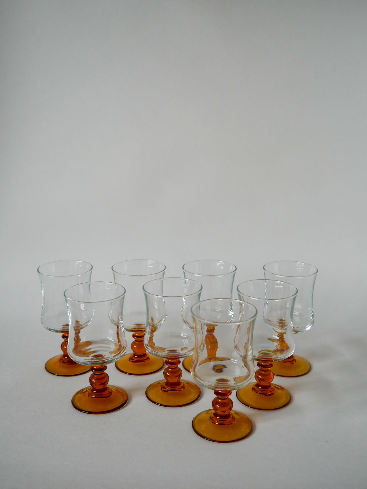 Lot de 8 verres à vin à pieds ambrés vintage 1970