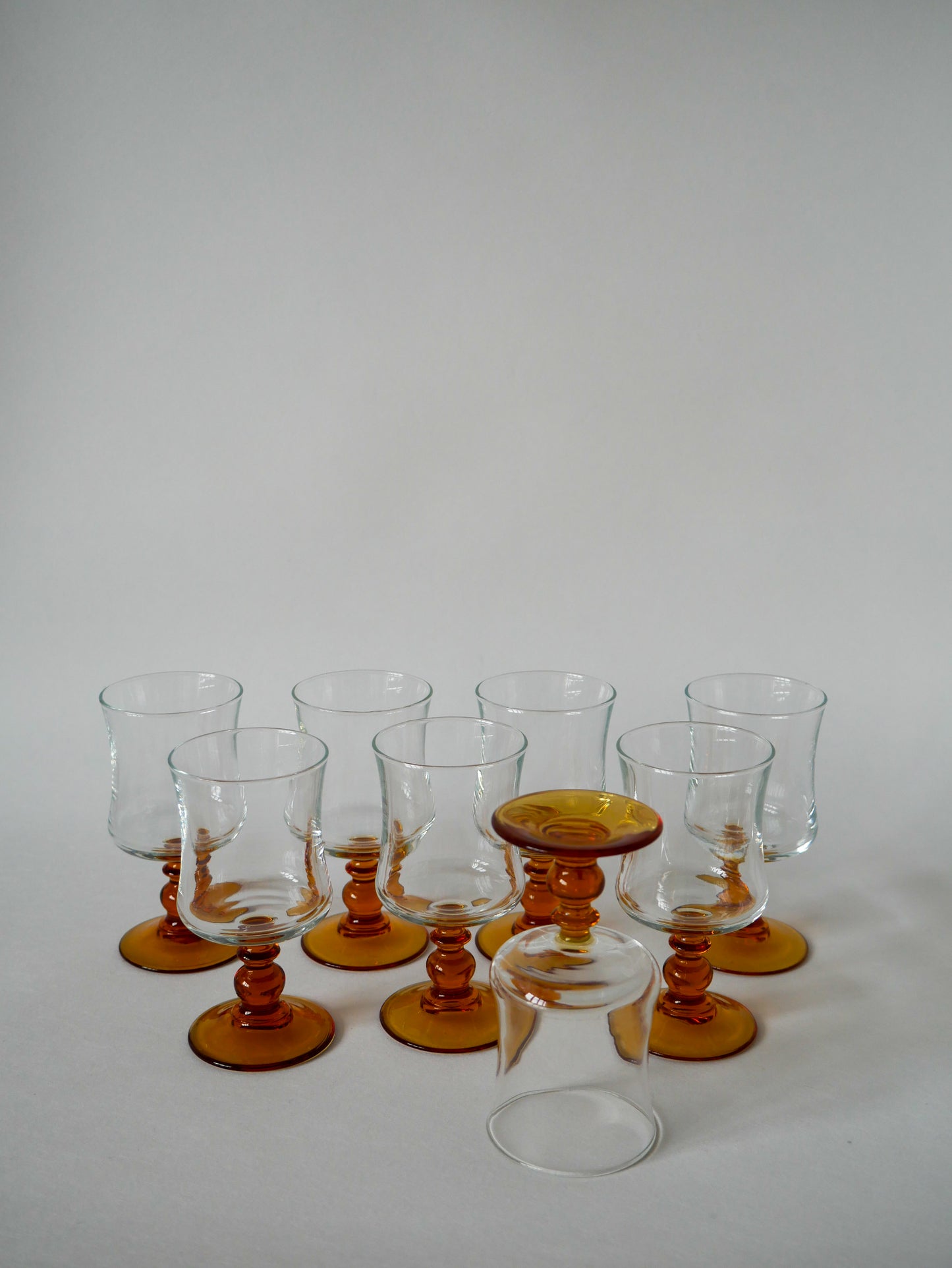 Lot de 8 verres à vin à pieds ambrés vintage 1970