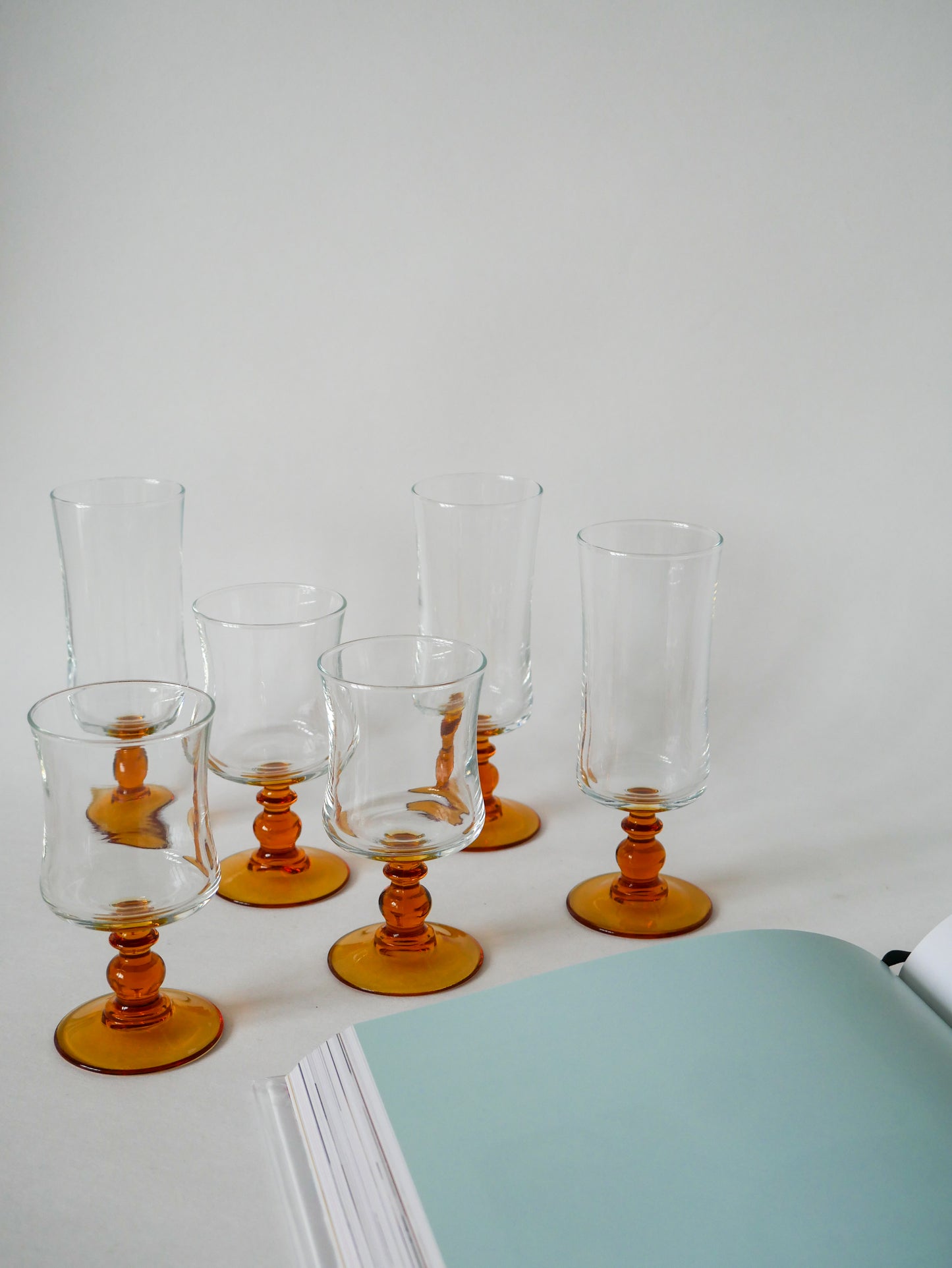 Lot de 8 verres à vin à pieds ambrés vintage 1970