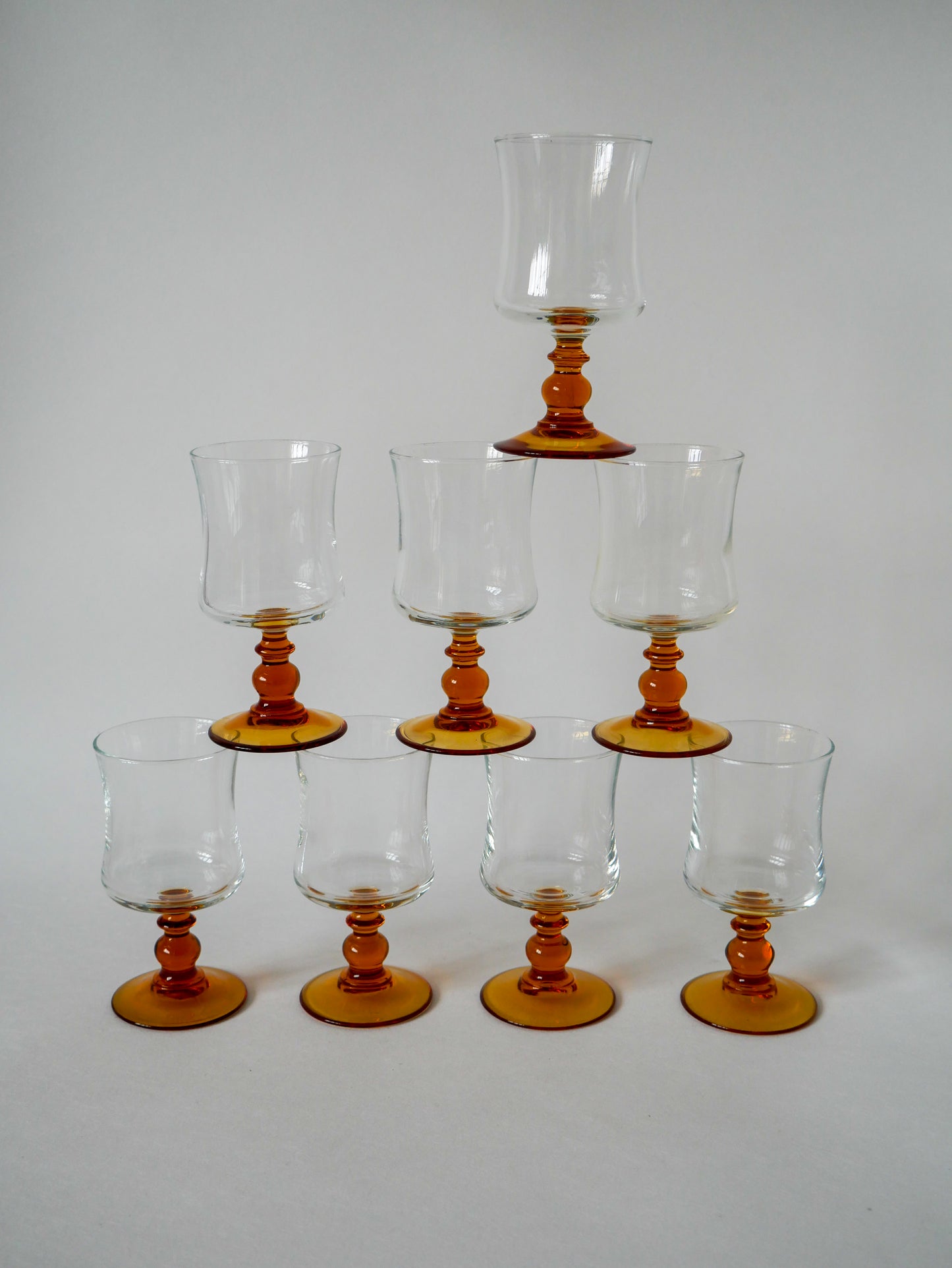 Lot de 8 verres à vin à pieds ambrés vintage 1970