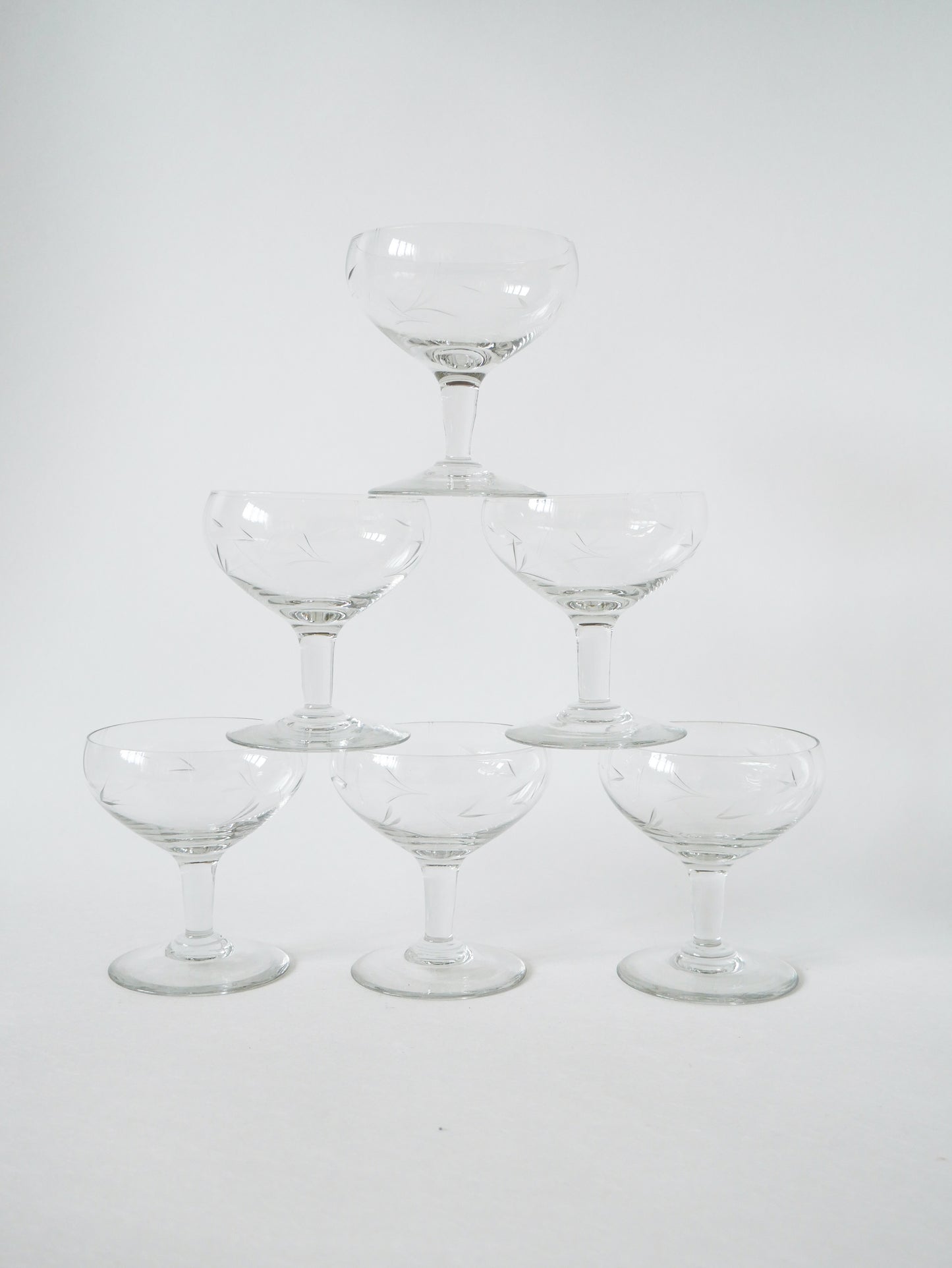 Lot de 6 coupes à champagne en cristal gravé, 1950, 10 X 8.5 cm