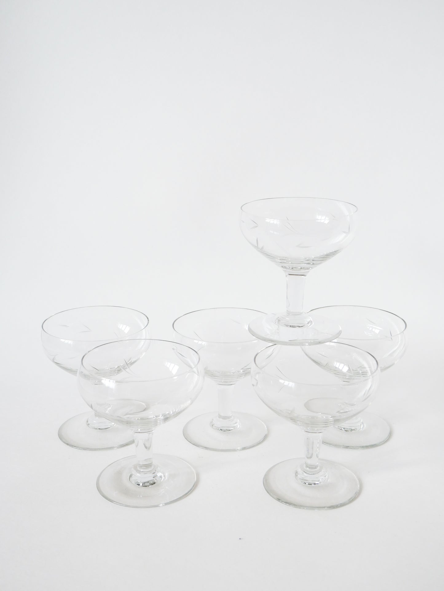 Lot de 6 coupes à champagne en cristal gravé, 1950, 10 X 8.5 cm