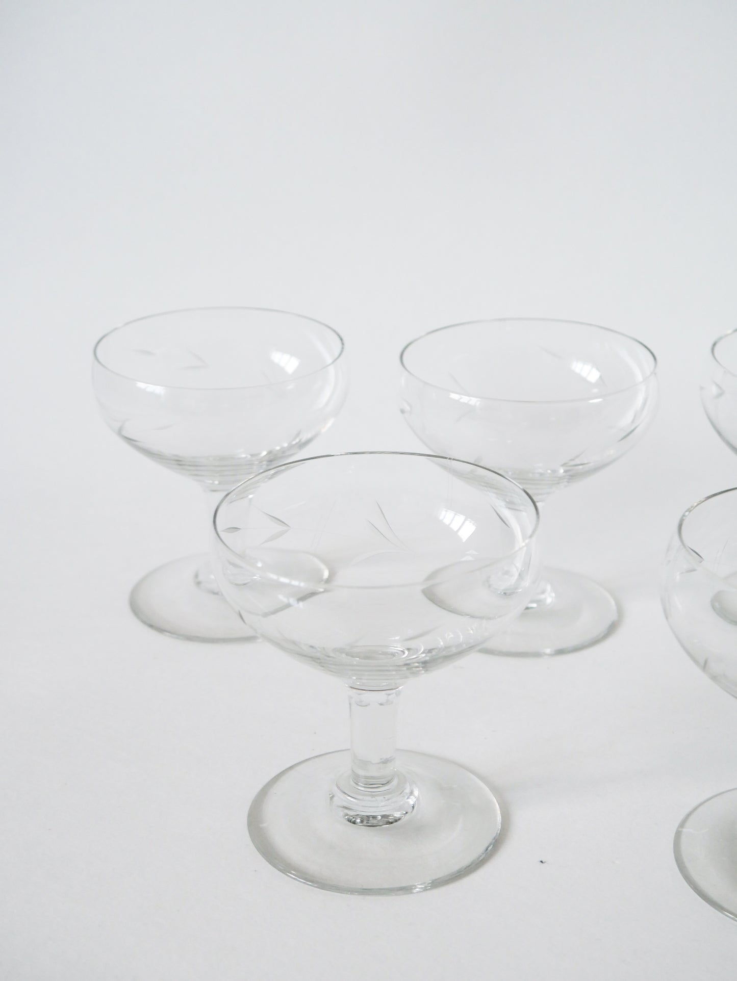 Lot de 6 coupes à champagne en cristal gravé, 1950, 10 X 8.5 cm