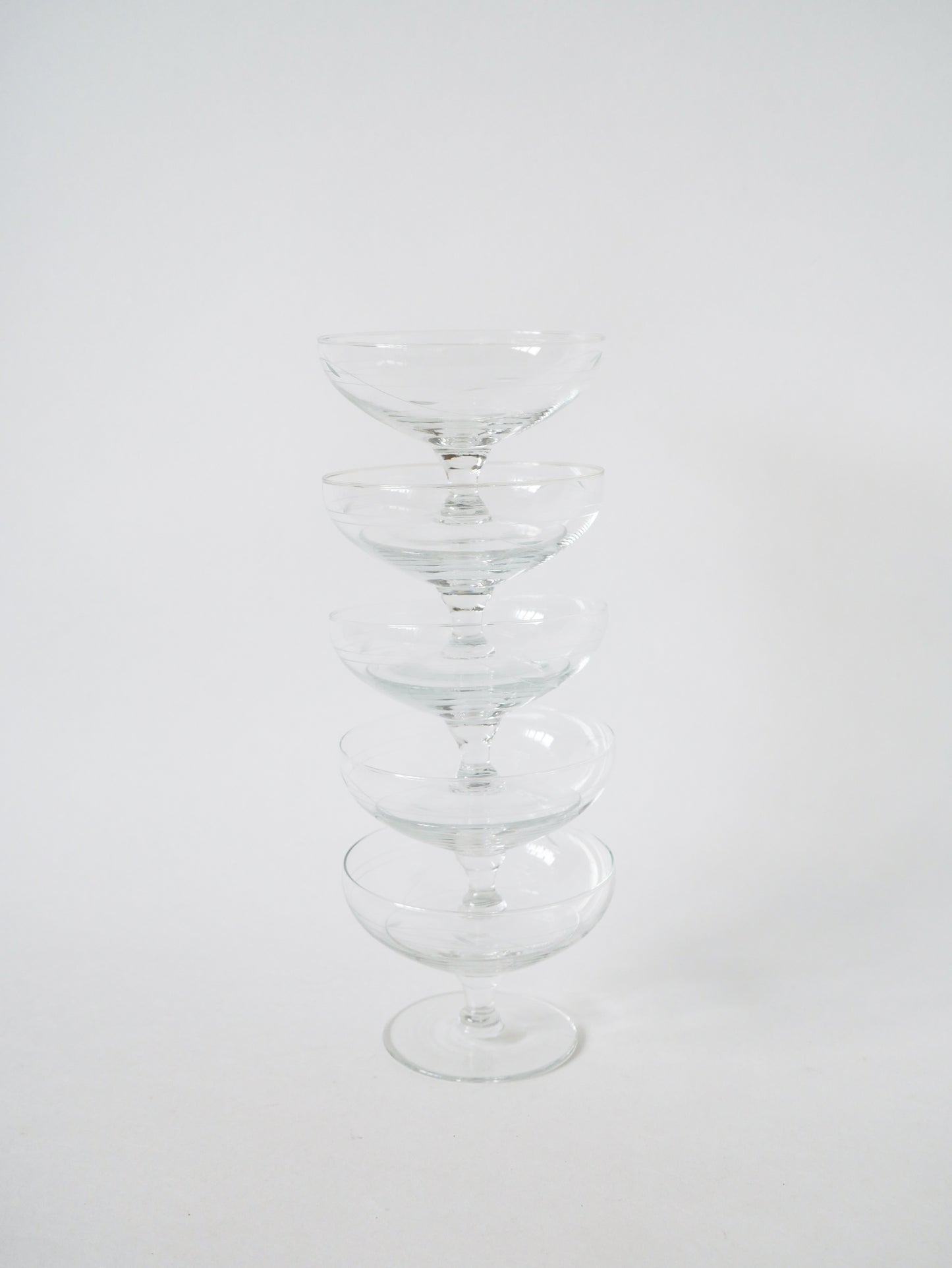 Lot de 5 coupes à champagne en cristal gravé 1950 9 X 6.5 cm