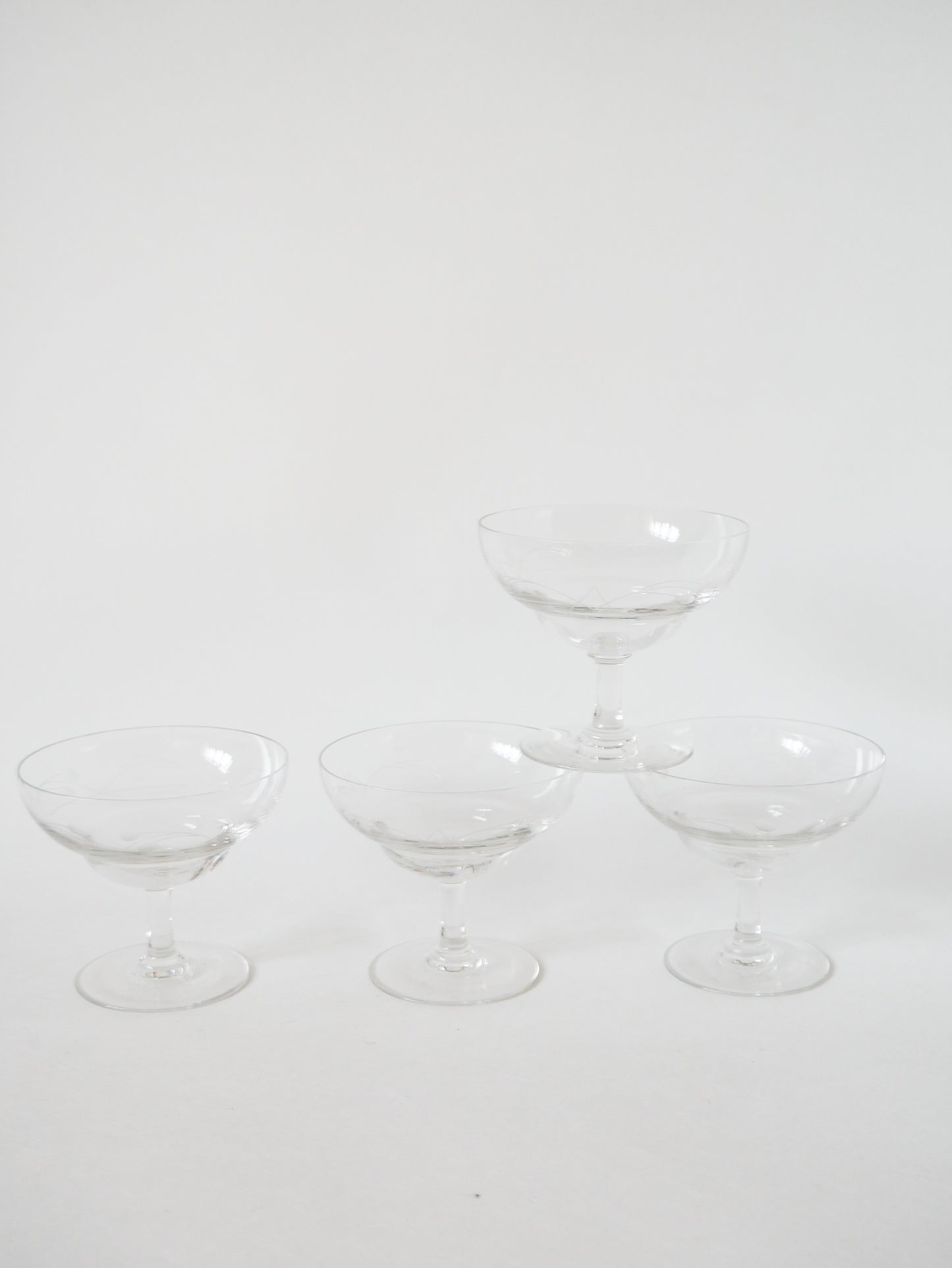 Lot de 4 coupes à champagne en cristal gravé, 1950, 8.5 X 10 cm