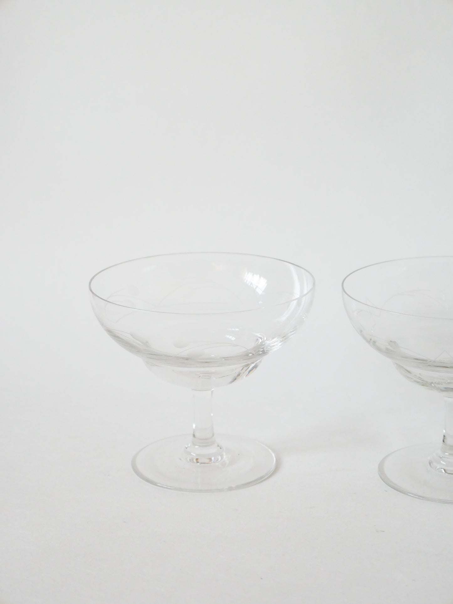 Lot de 4 coupes à champagne en cristal gravé, 1950, 8.5 X 10 cm