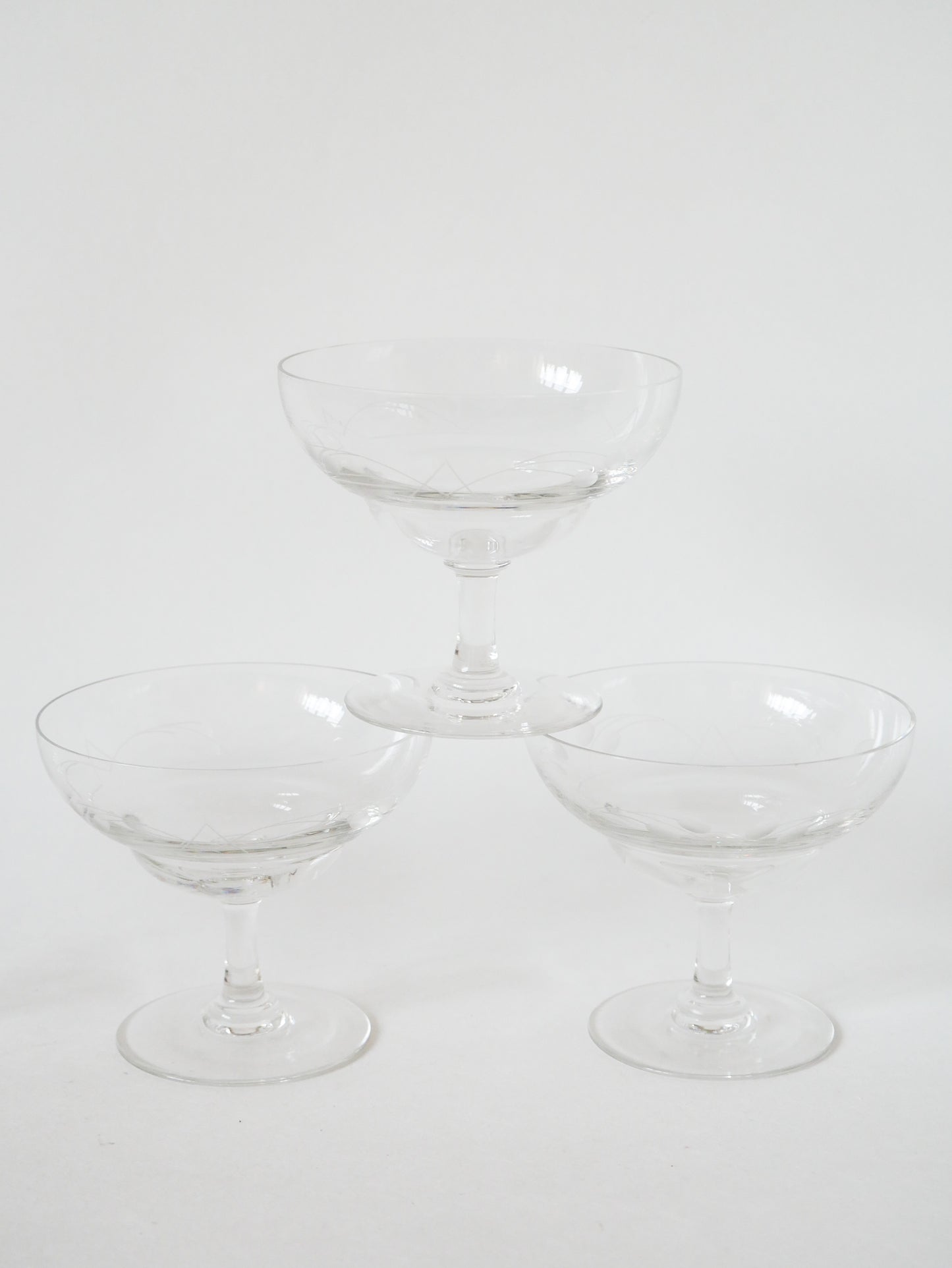 Lot de 4 coupes à champagne en cristal gravé, 1950, 8.5 X 10 cm