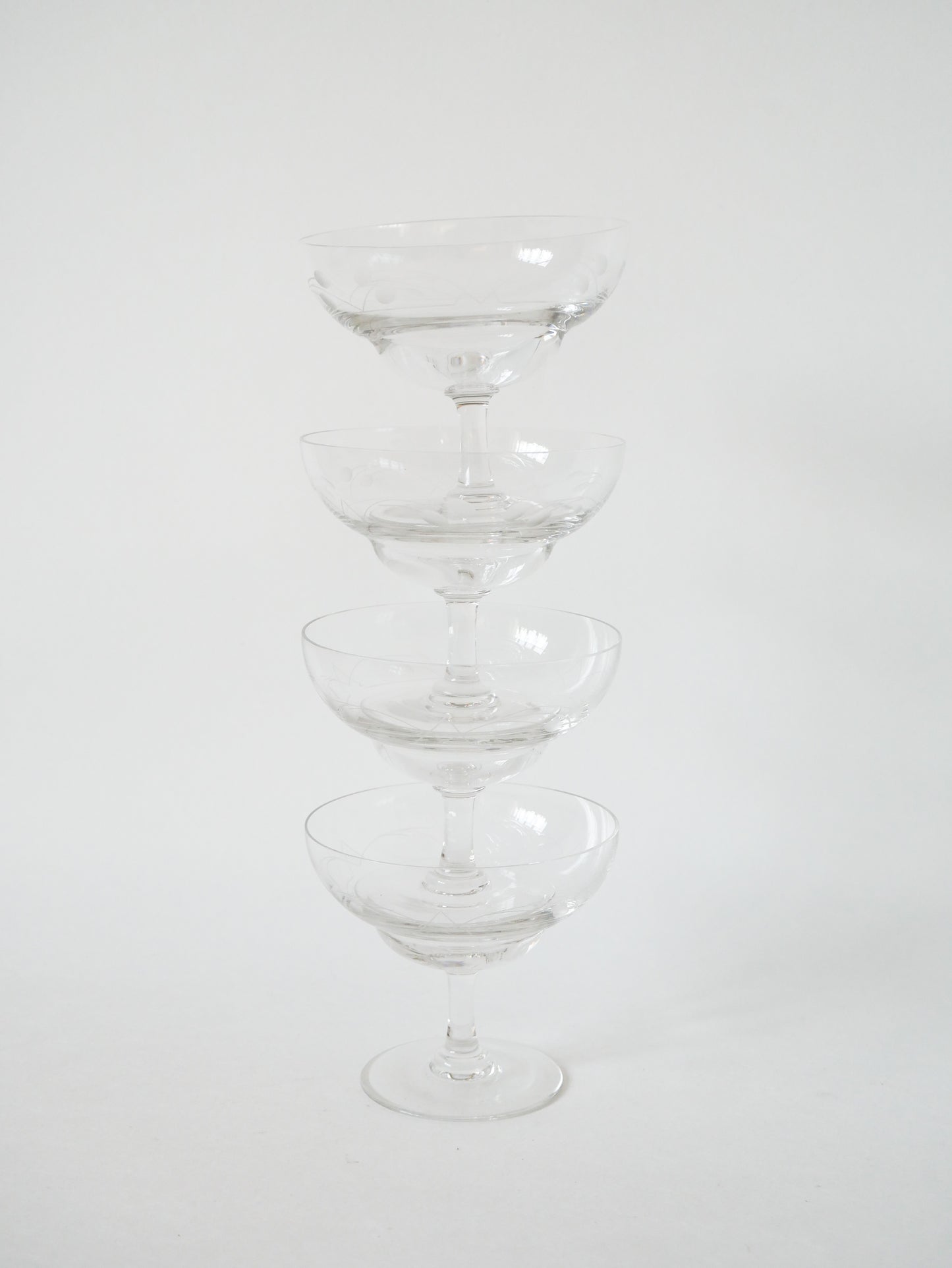 Lot de 4 coupes à champagne en cristal gravé, 1950, 8.5 X 10 cm