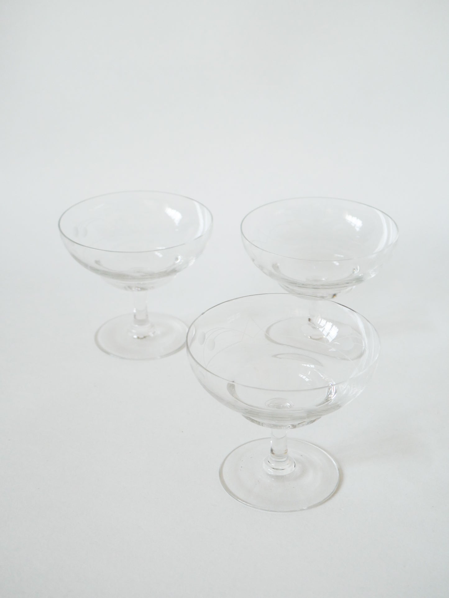 Lot de 4 coupes à champagne en cristal gravé, 1950, 8.5 X 10 cm