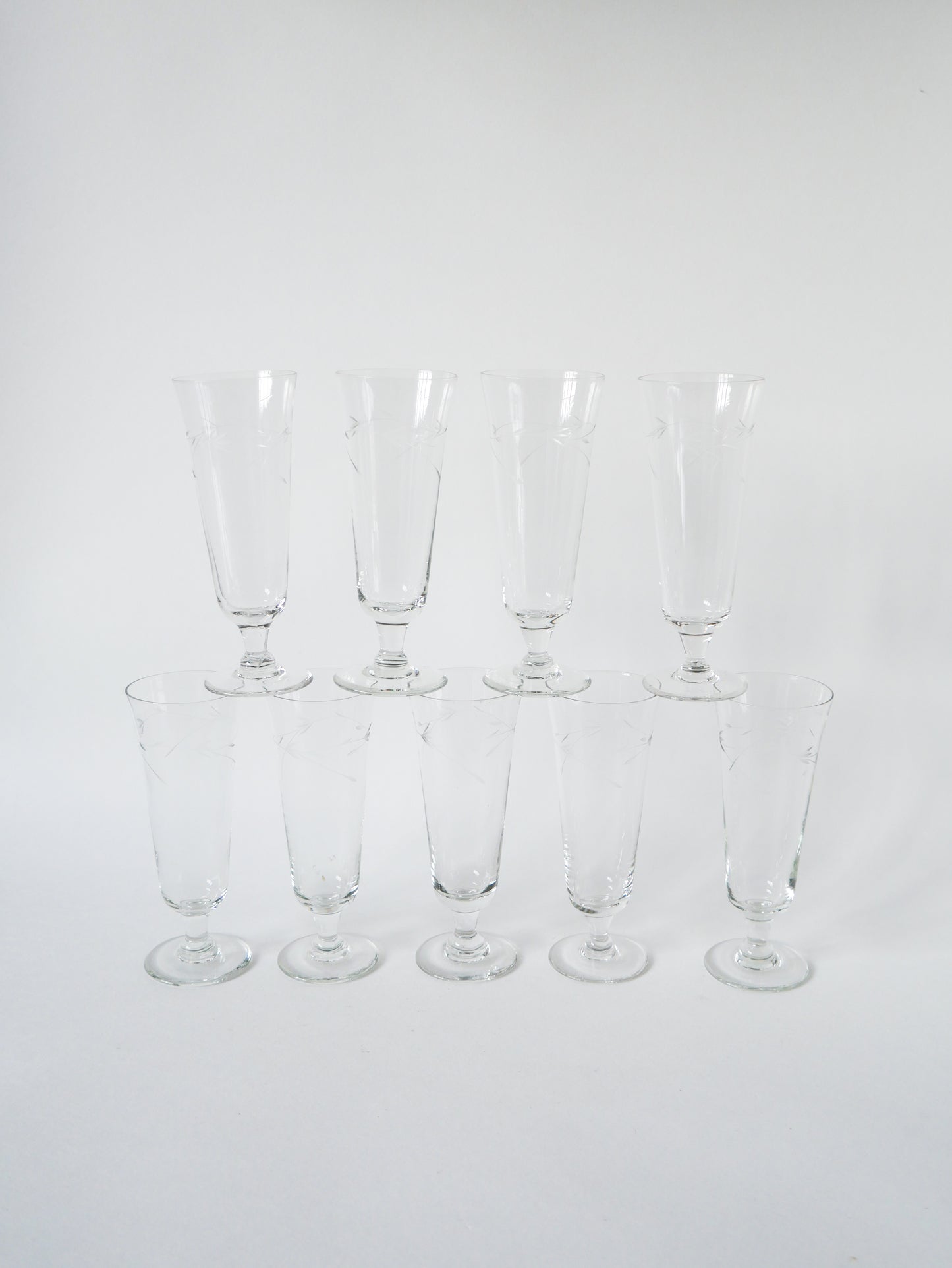 Lot de 9 flûtes à champagne en cristal ciselé, 1960, 13.5 X 5 cm