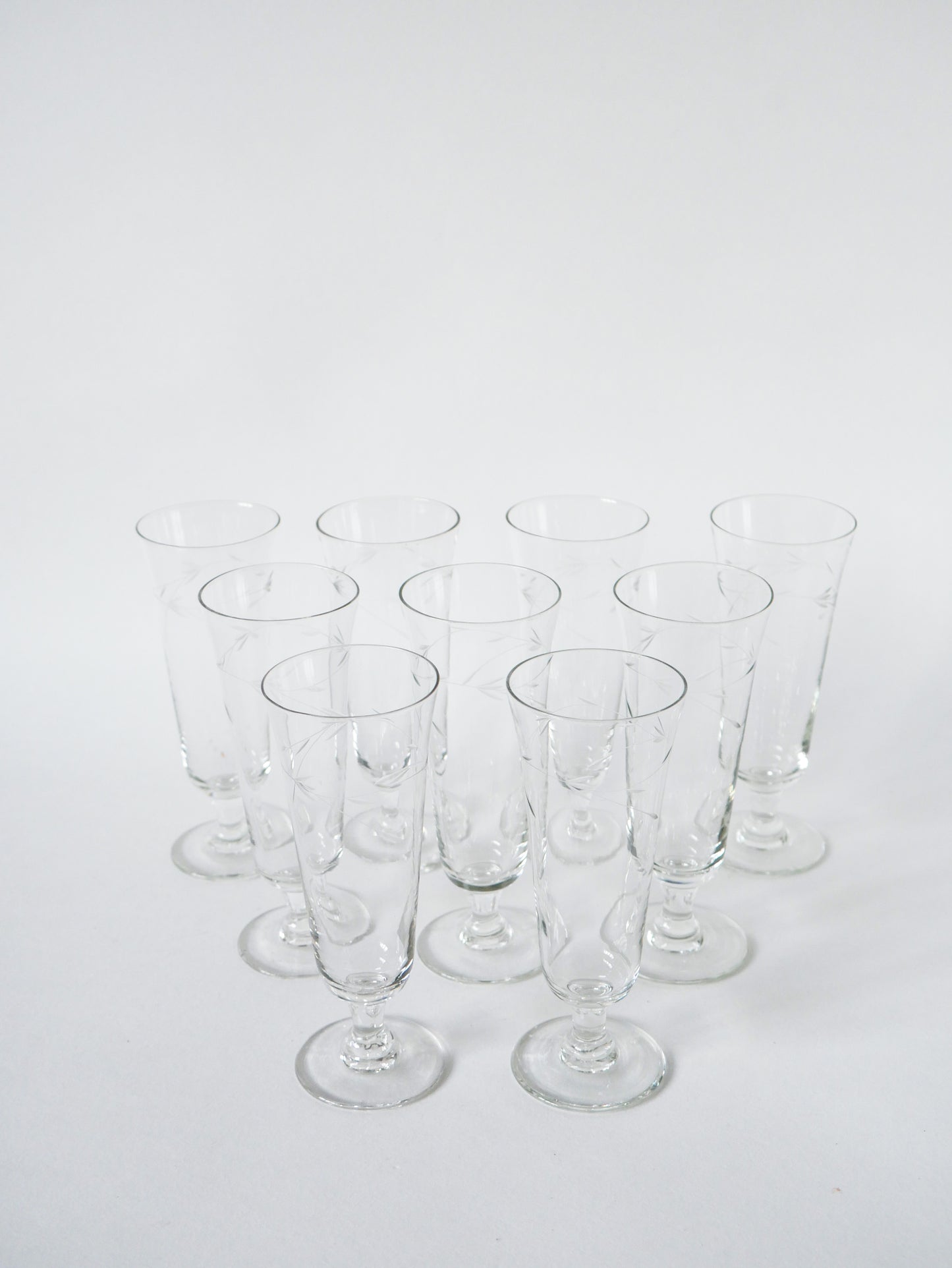 Lot de 9 flûtes à champagne en cristal ciselé, 1960, 13.5 X 5 cm