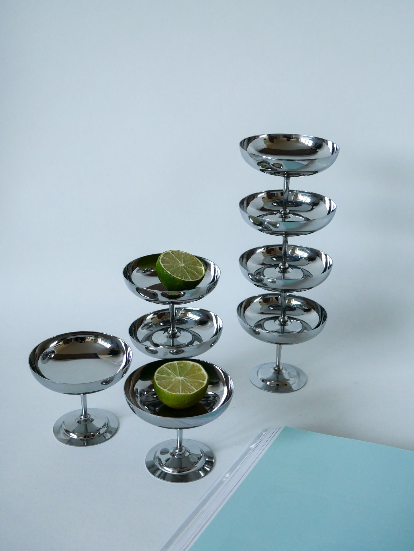 Lot de 8 coupes à champagne en inox à pieds fin Design 1970