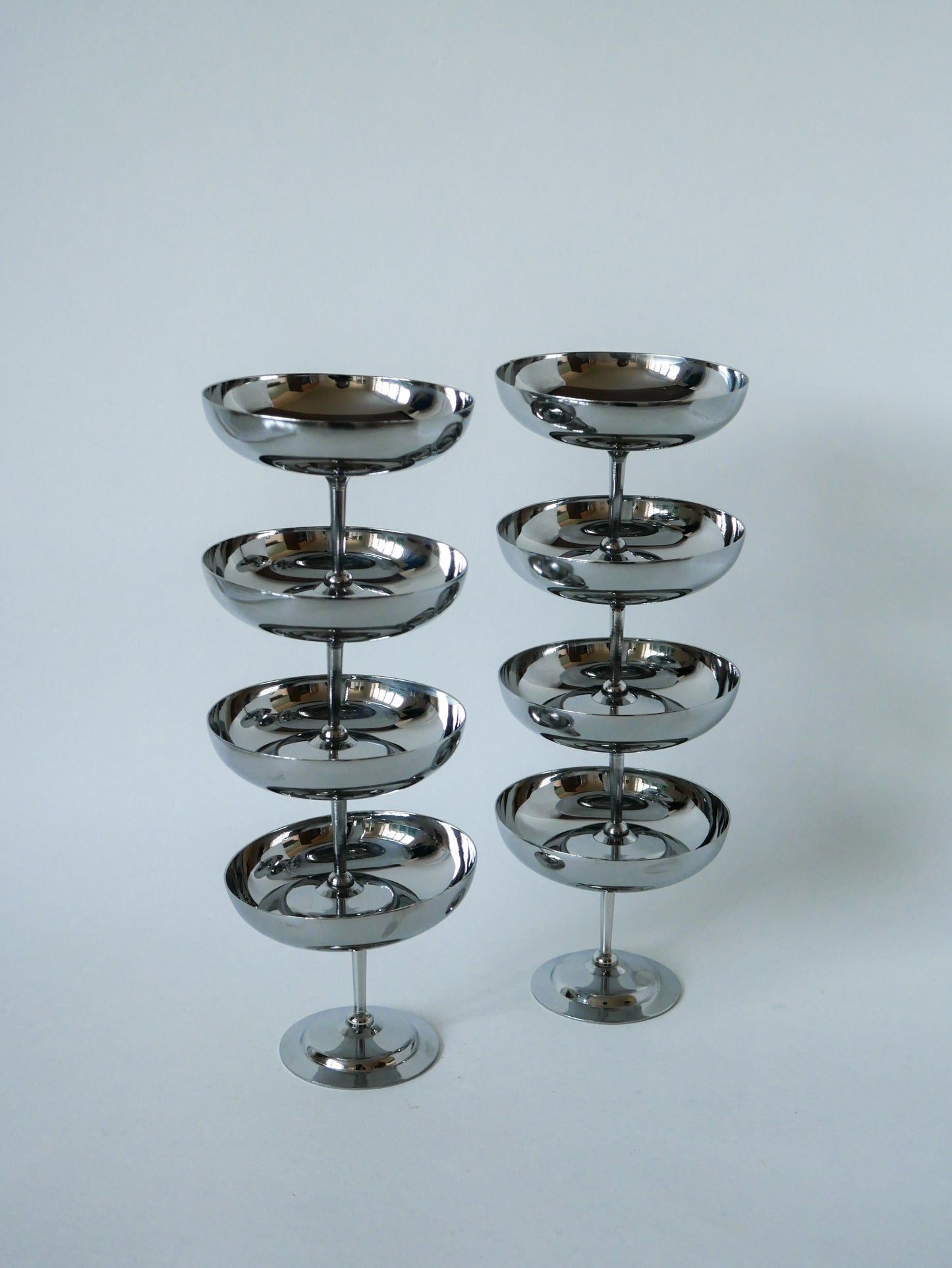 Lot de 8 coupes à champagne en inox à pieds fin Design 1970