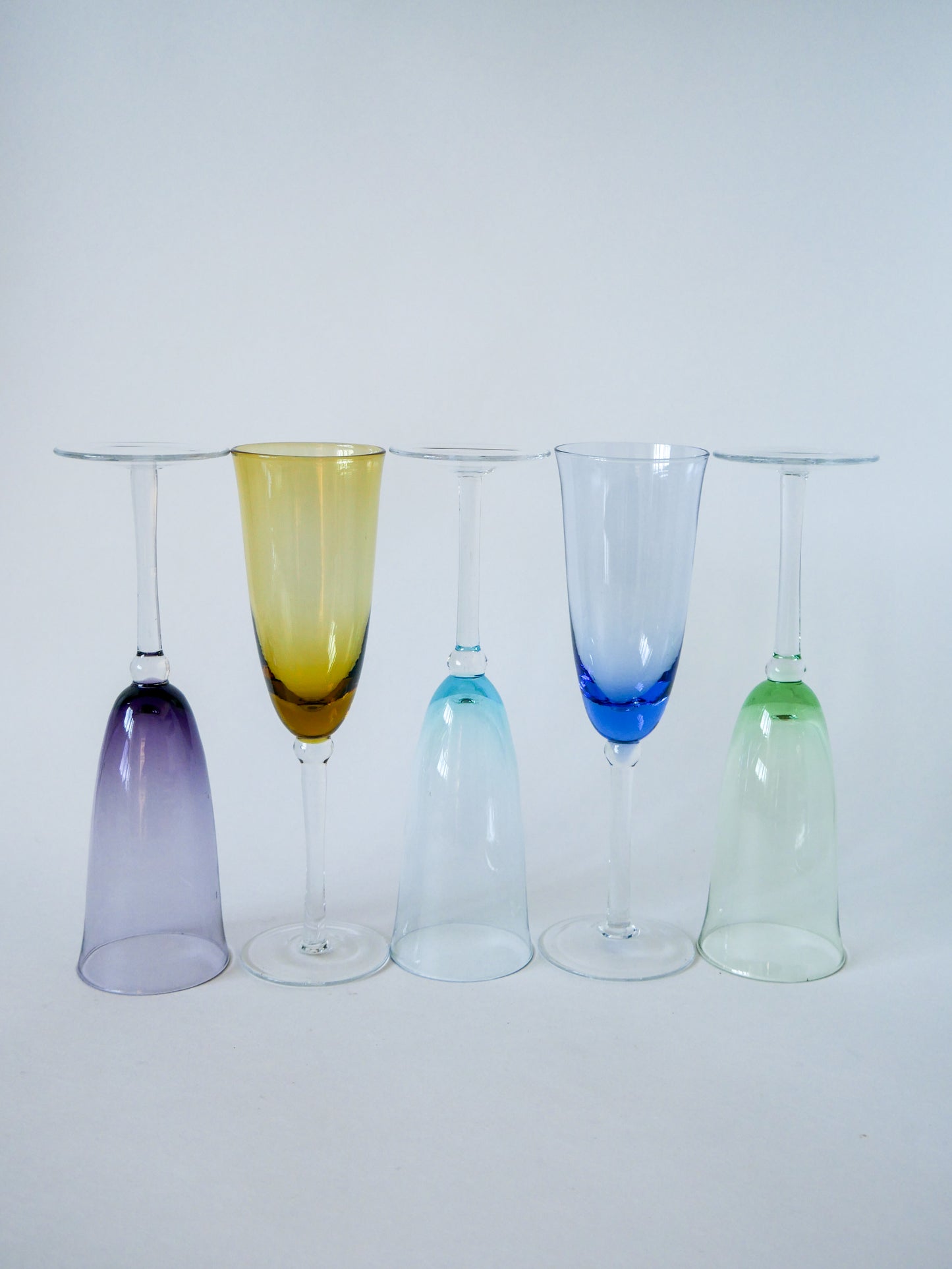 Ensemble de 5 flûtes en verre coloré multicolores 1970