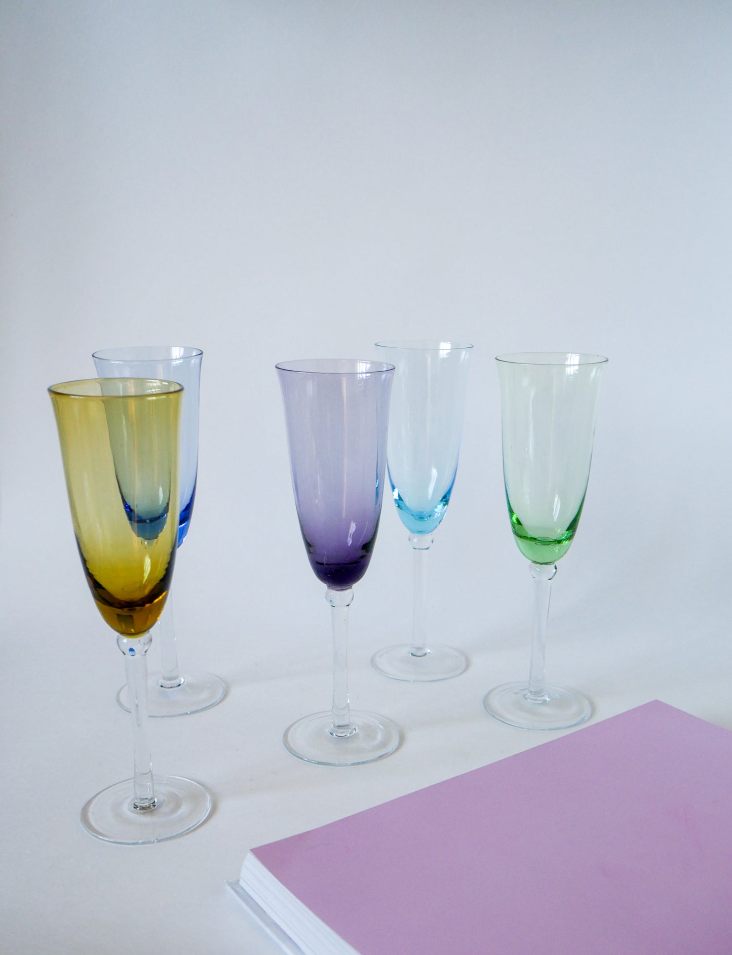 Ensemble de 5 flûtes en verre coloré multicolores 1970