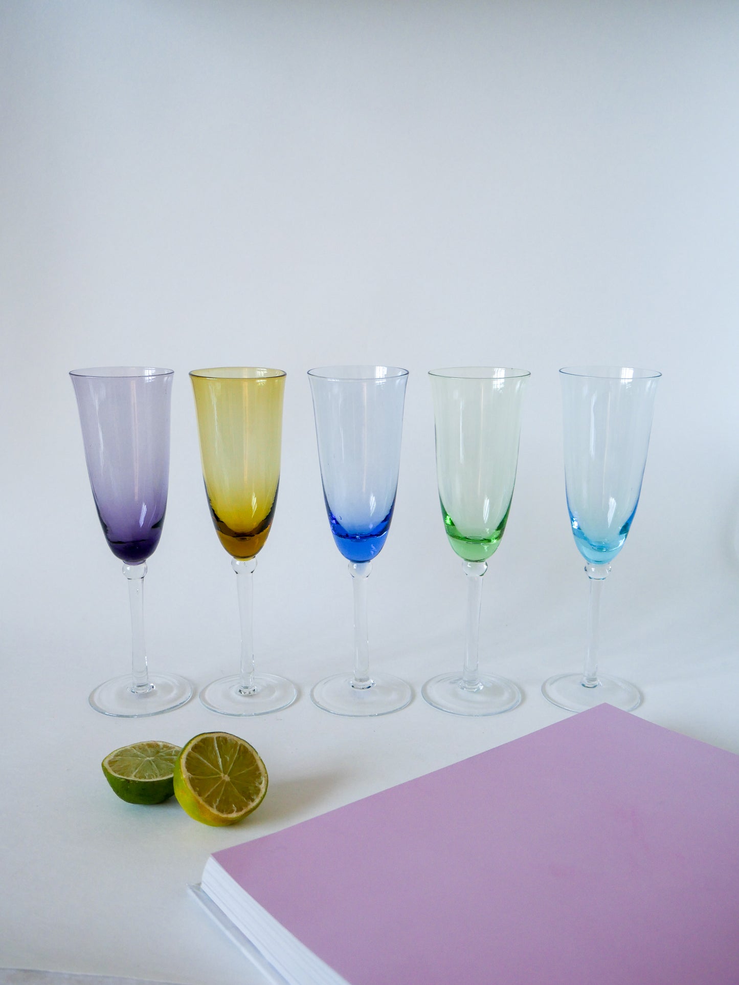 Ensemble de 5 flûtes en verre coloré multicolores 1970