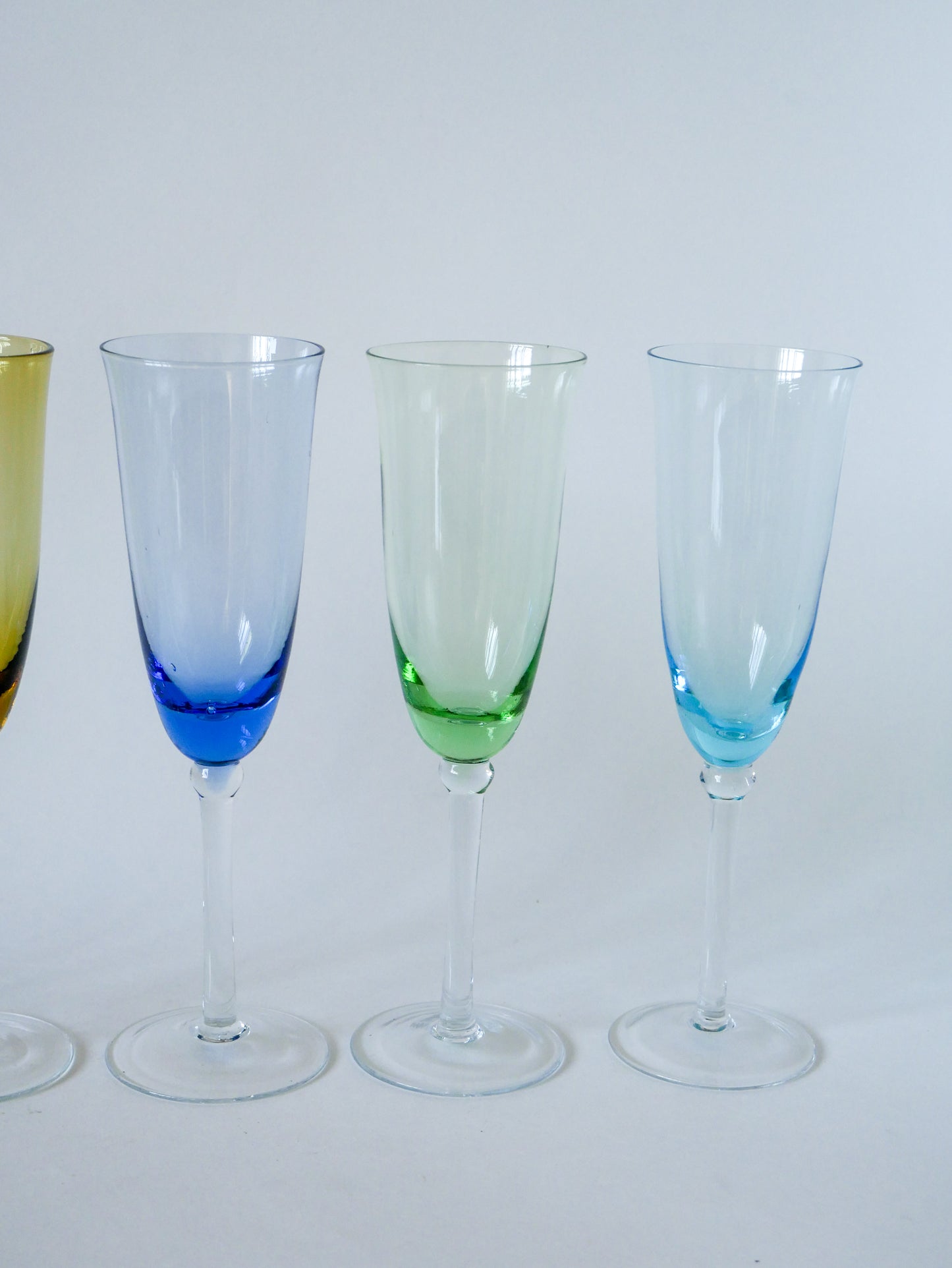 Ensemble de 5 flûtes en verre coloré multicolores 1970