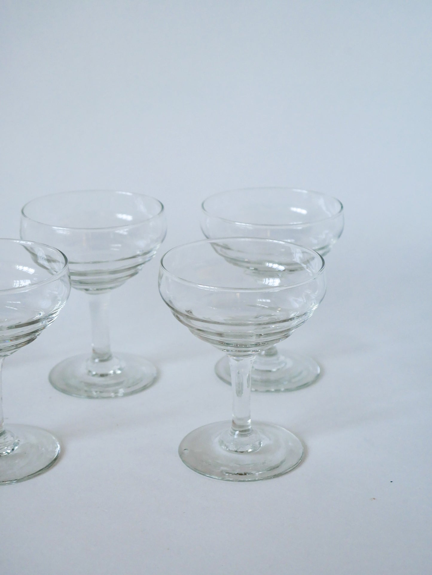 Ensemble de 5 coupes à champagne en verre moulé, 1950