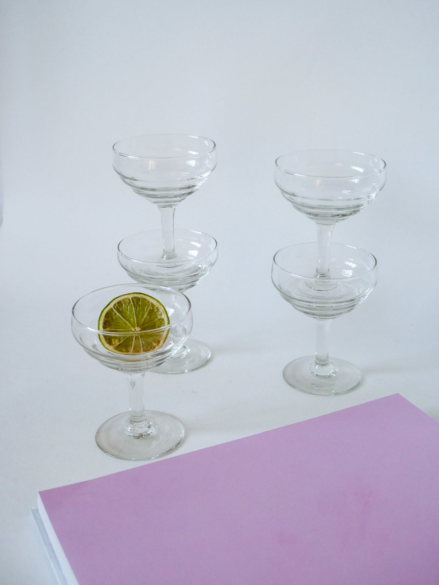 Ensemble de 5 coupes à champagne en verre moulé, 1950