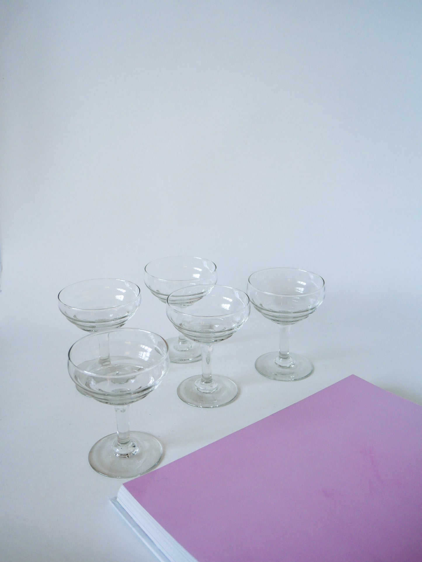 Ensemble de 5 coupes à champagne en verre moulé, 1950