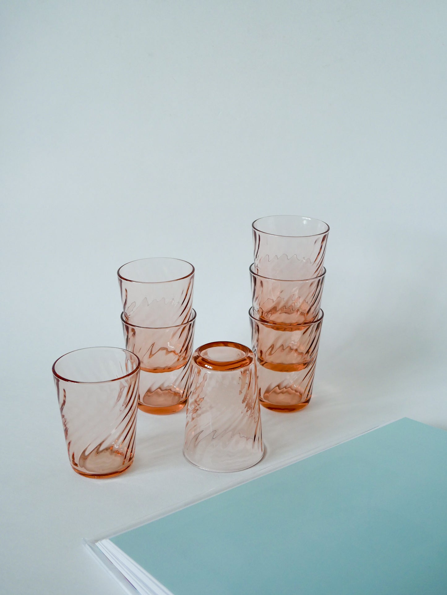 Lot de 7 verres à eau Rosaline en verre vert rose 1970