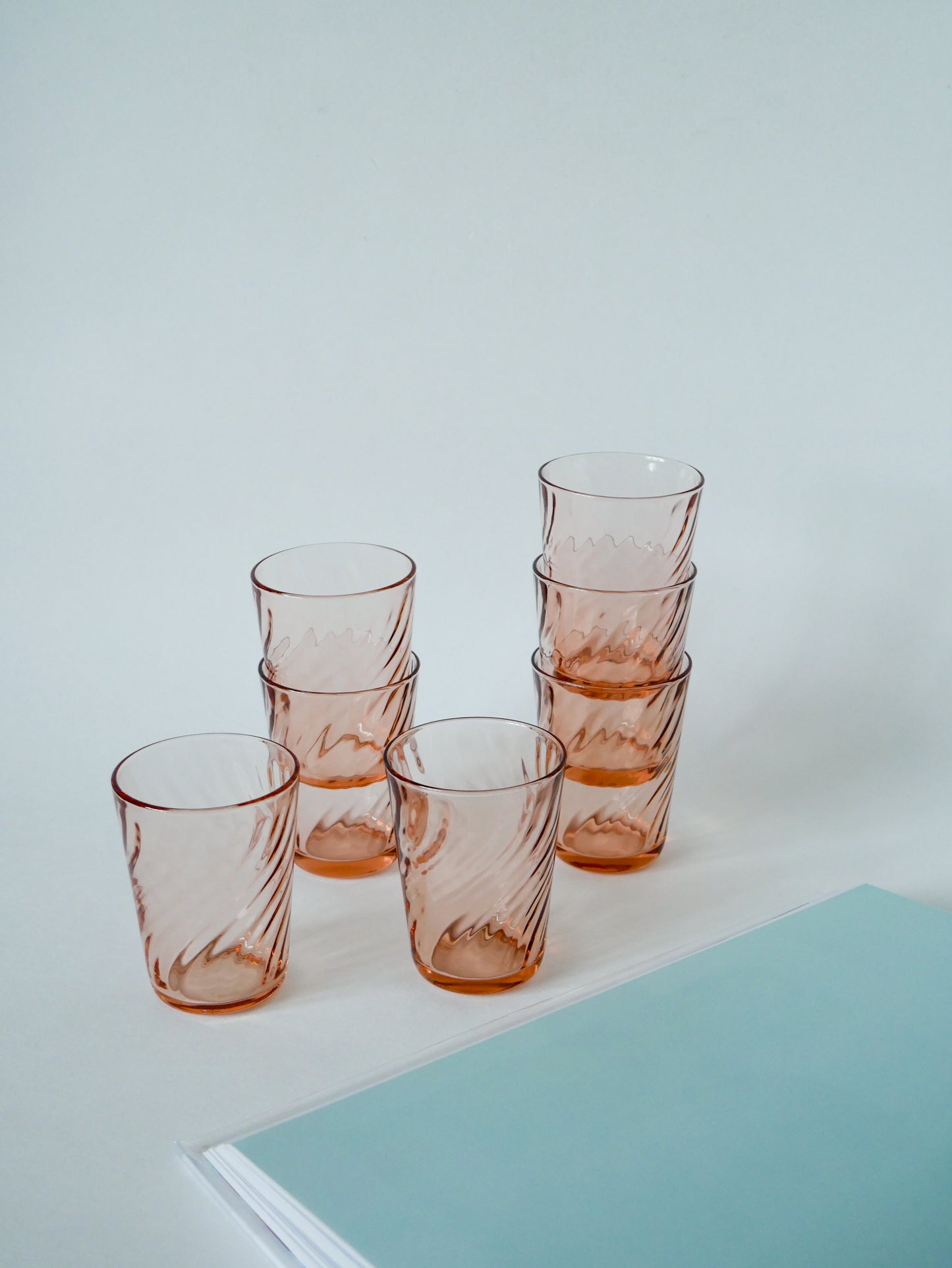 Lot de 7 verres à eau Rosaline en verre vert rose 1970