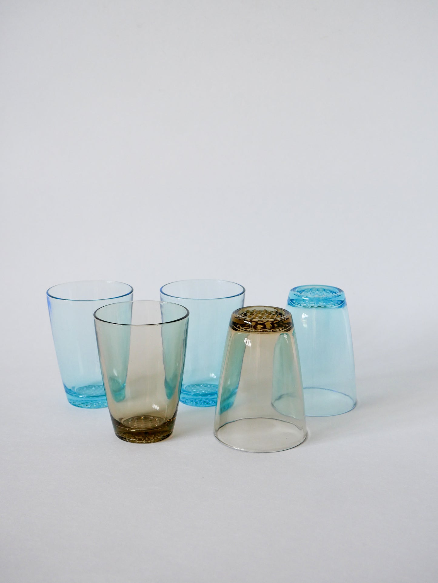 Lot de 5 verres à eau en verre fumé et verre bleu 1970