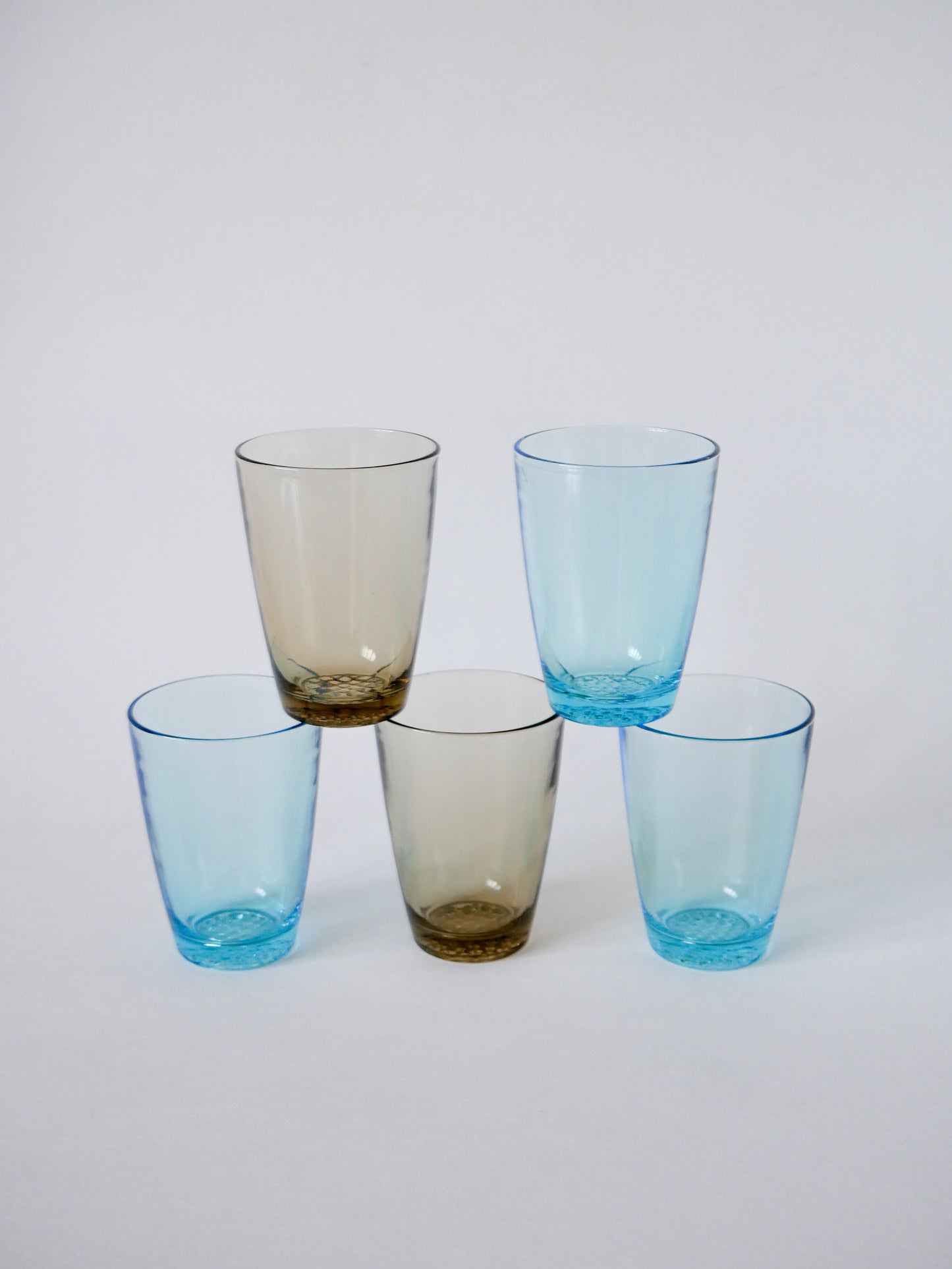 Lot de 5 verres à eau en verre fumé et verre bleu 1970