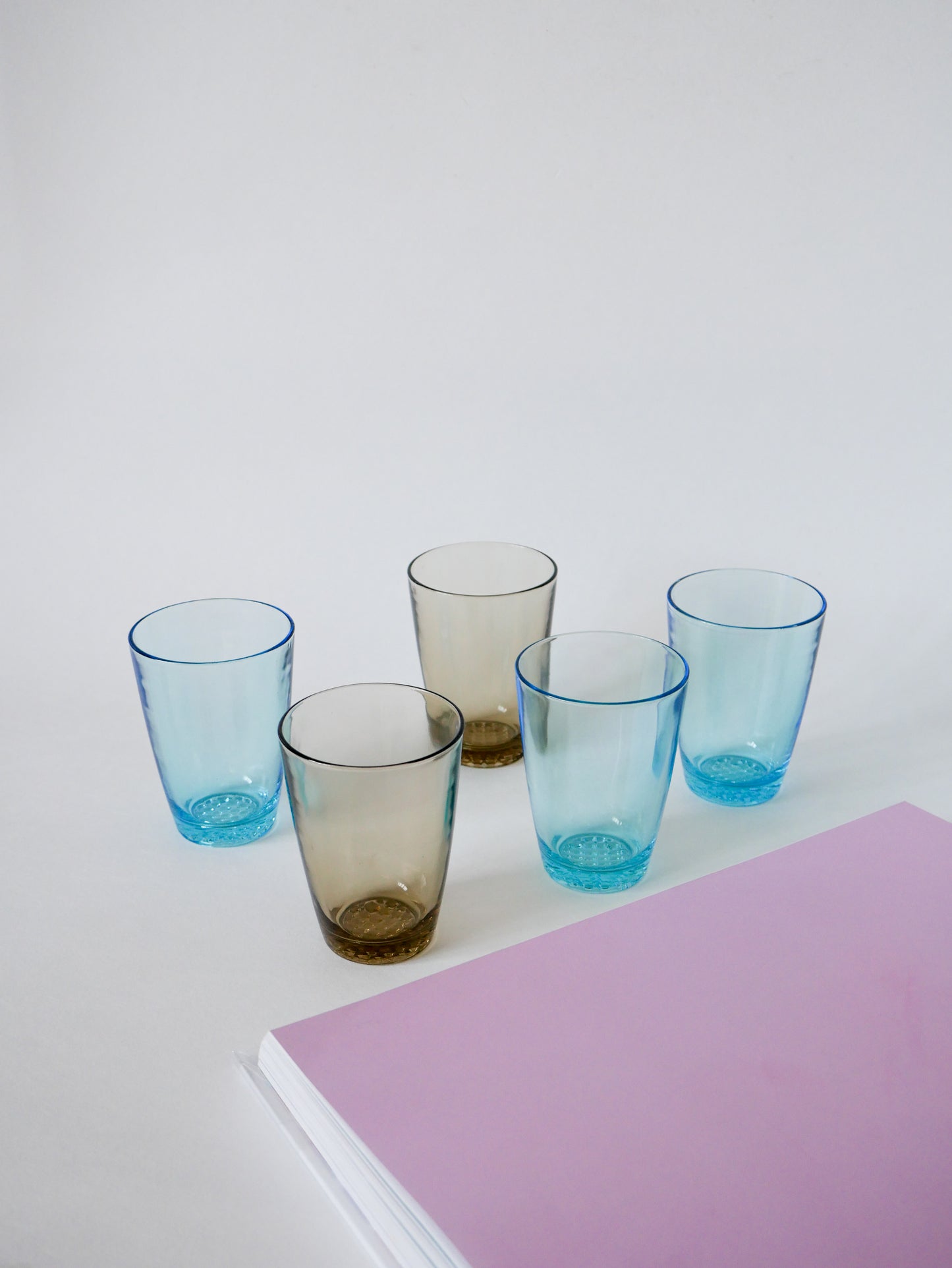 Lot de 5 verres à eau en verre fumé et verre bleu 1970