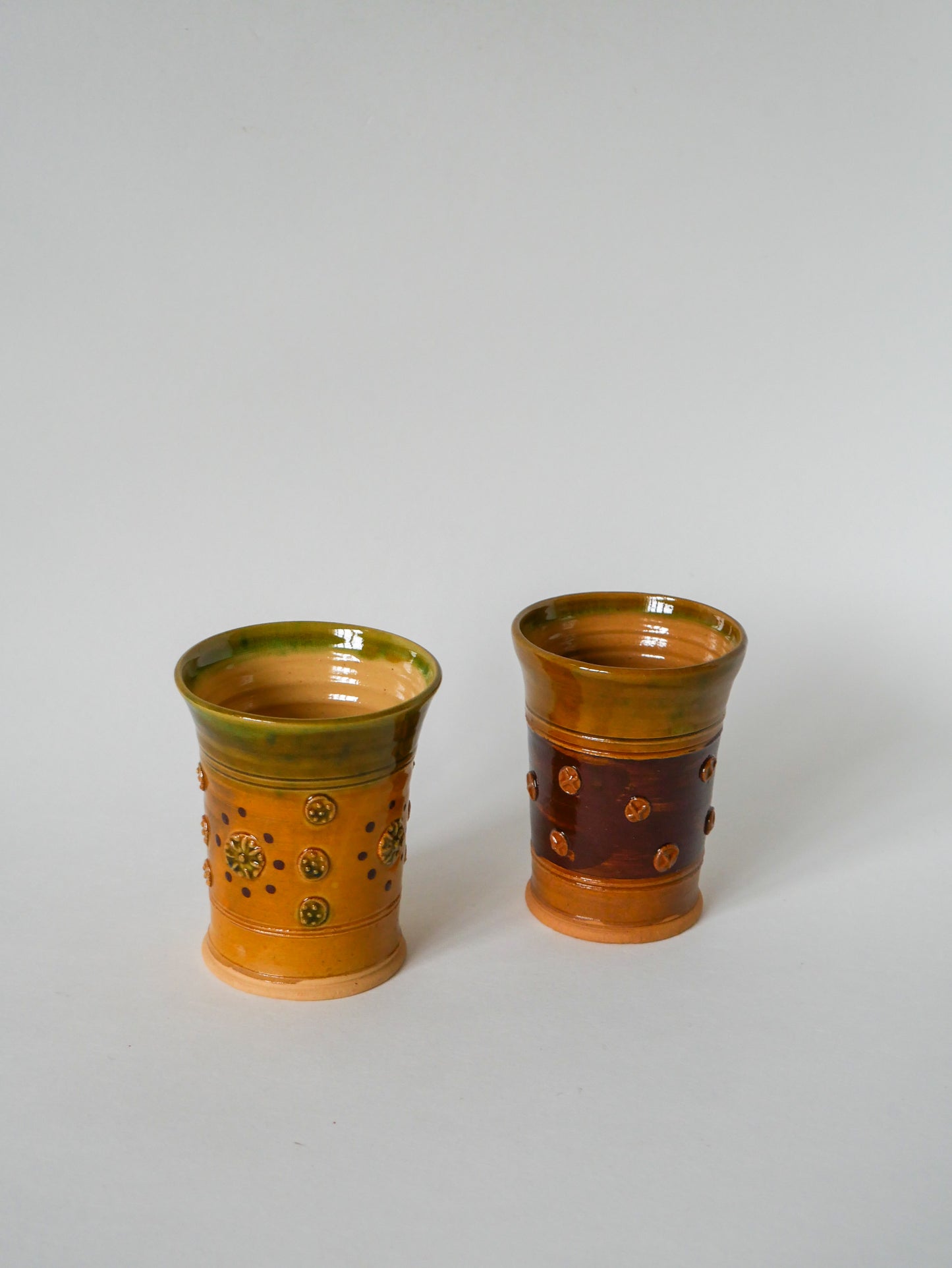 Paire de gobelets en céramique / poterie jaune et vert, vintage, 1970