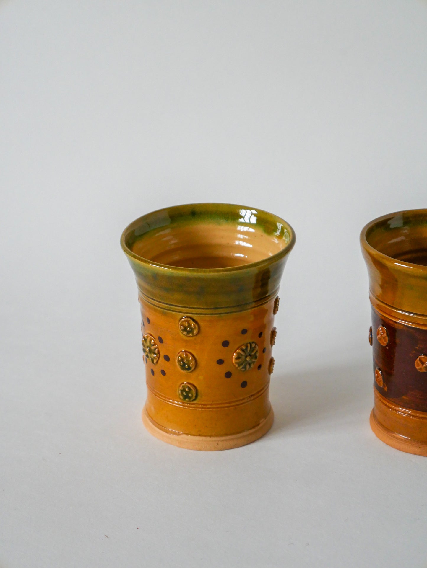 Paire de gobelets en céramique / poterie jaune et vert, vintage, 1970