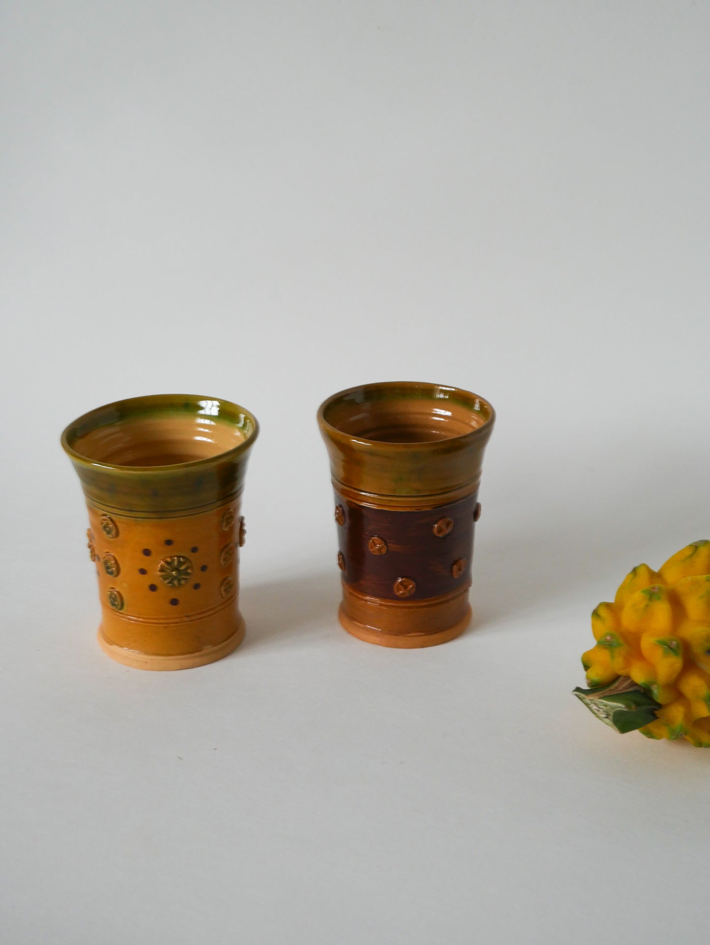 Paire de gobelets en céramique / poterie jaune et vert, vintage, 1970