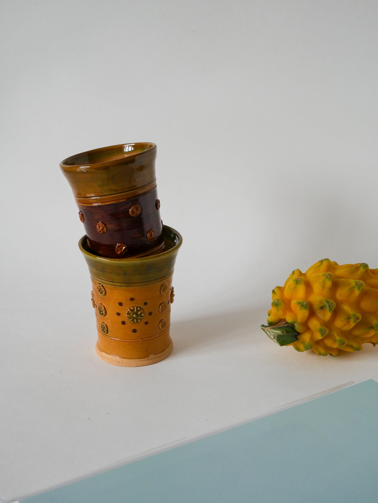 Paire de gobelets en céramique / poterie jaune et vert, vintage, 1970